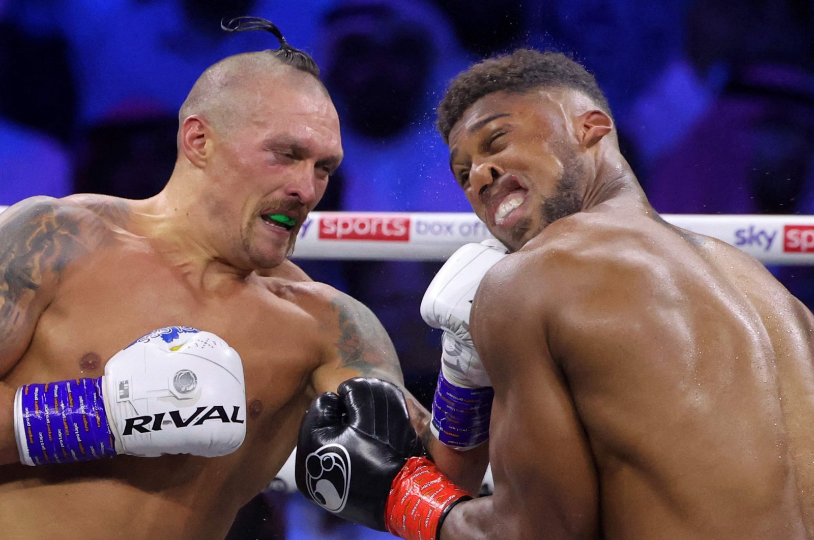 Ukraine&#039;s Oleksandr Usyk (L) and Britain&#039;s Anthony Joshua (R) compete during the heavyweight boxing rematch, Jeddah, Saudi Arabia, Aug. 20, 2022. (AFP Photo)
