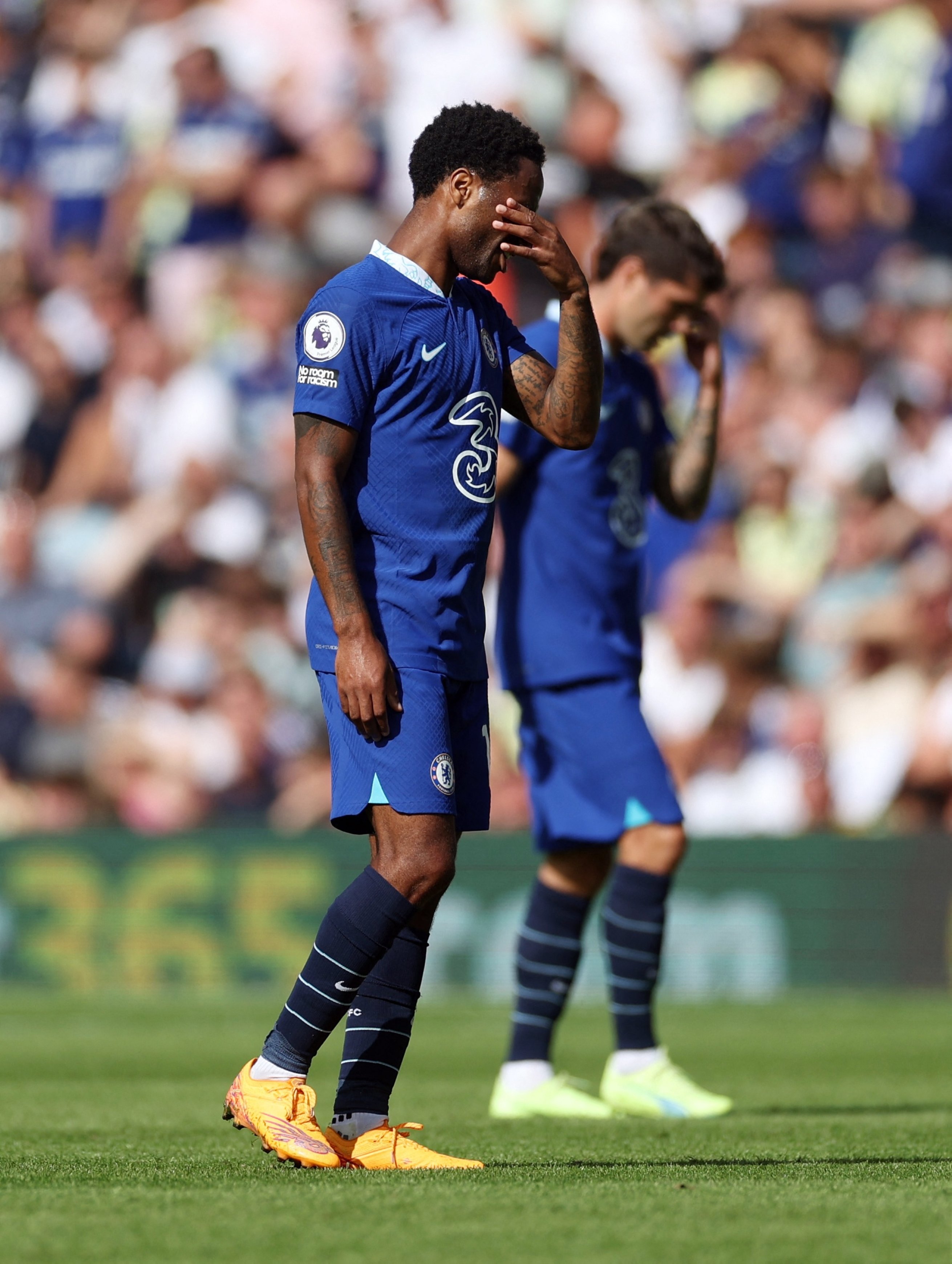 Reaksi pemain Chelsea Raheem Sterling (kiri) setelah kalah di Liga Inggris melawan Leeds United, Leeds, Inggris, 21 Agustus 2022. (Foto Reuters)
