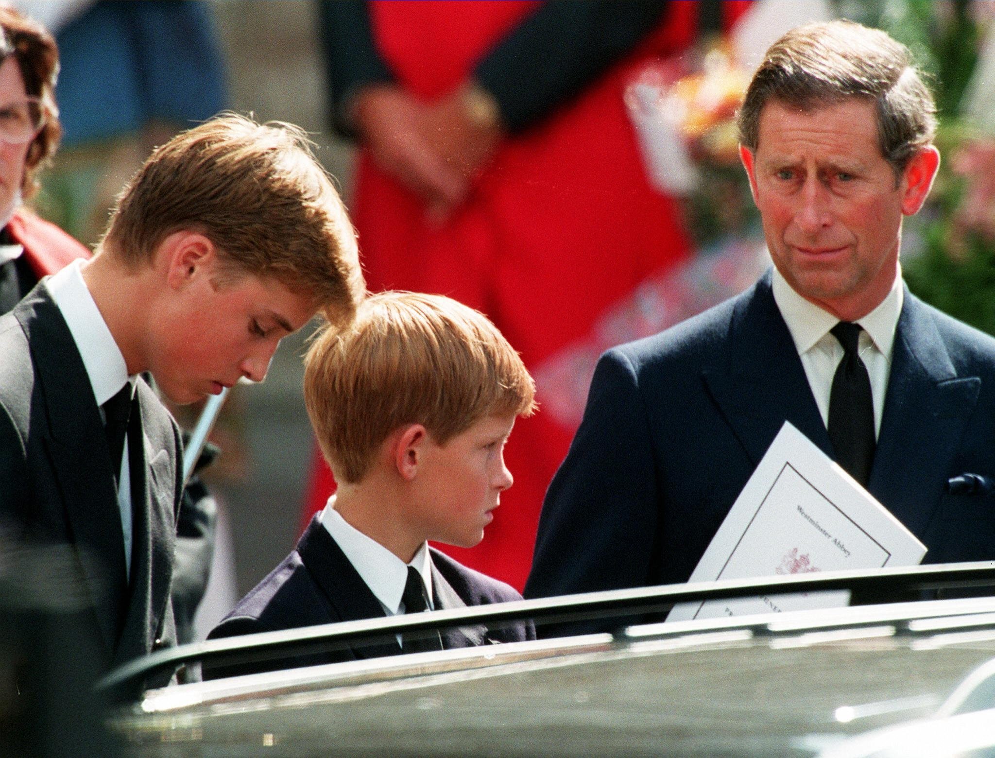 Mantan suami Diana Pangeran Charles (kanan) dan dua putra mereka Harry (tengah) dan William (kiri) menunggu di depan Westminster Abbey di London setelah upacara pemakaman Putri Wales, Inggris, 6 September 1997. (AFP Foto)