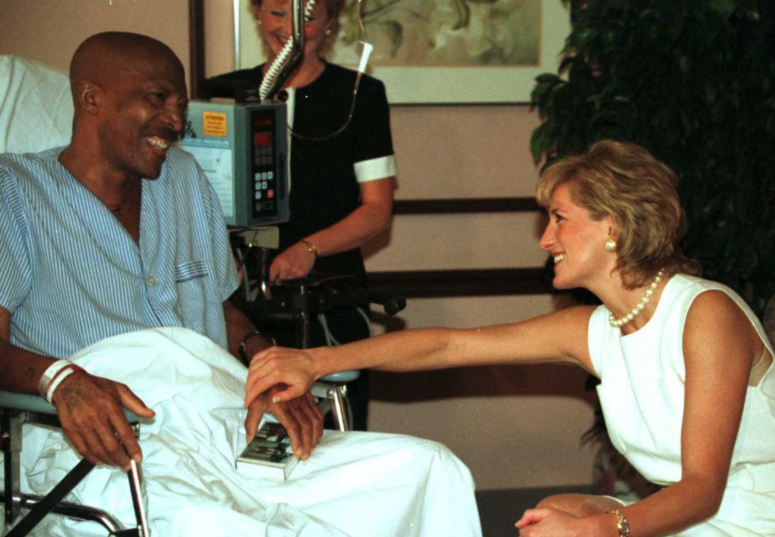 Putri Diana (kanan) bertemu dengan John Collins, seorang pasien kanker paru-paru berusia 51 tahun, saat mengunjungi Unit Perawatan Hospice-Palliative Care di Northwestern Memorial Hospital di Chicago, AS, 6 Juni 1996. (AFP Photo)