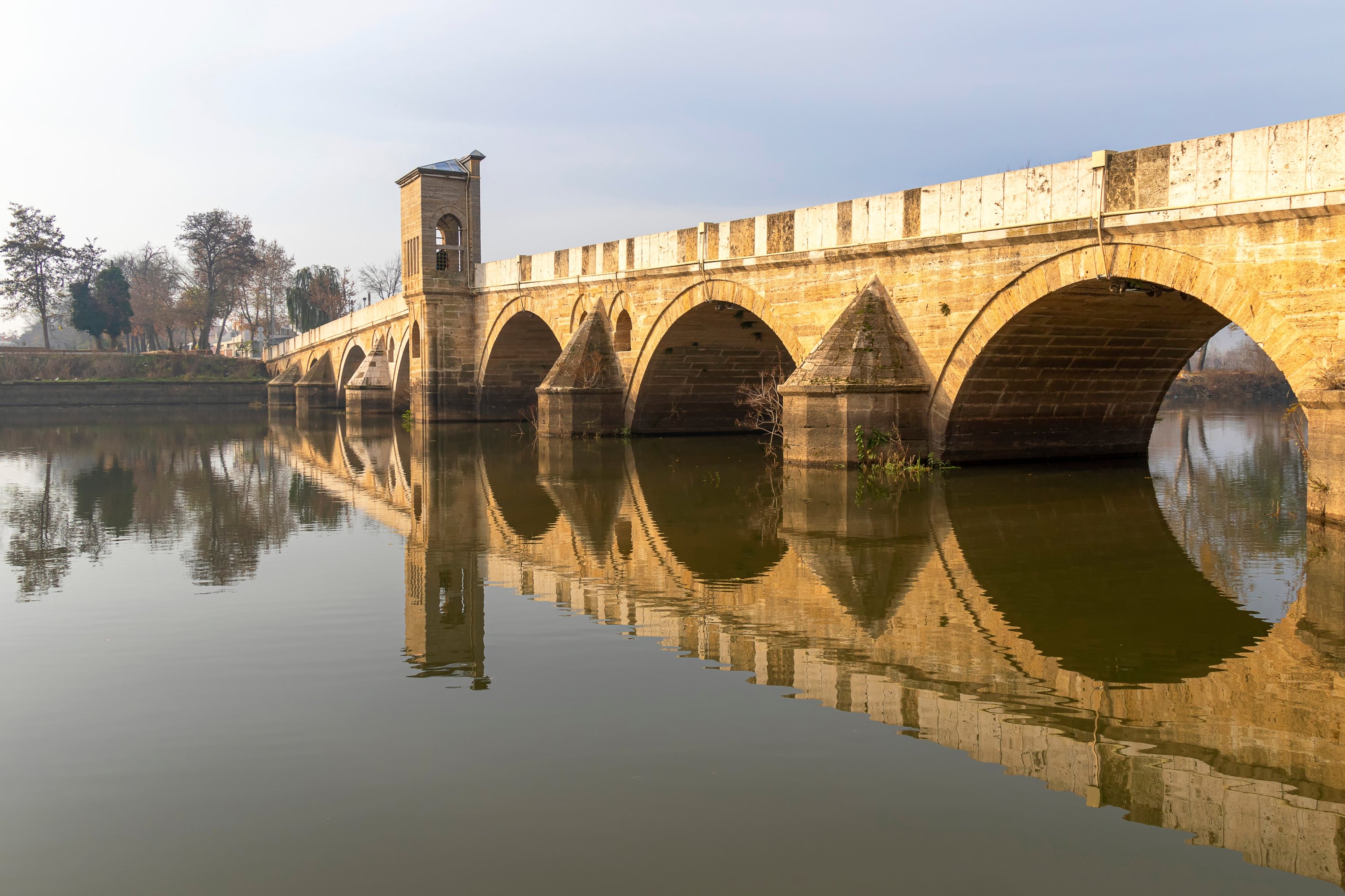 Jembatan Tunca di atas Sungai Tunca selama Kekaisaran Ottoman, Edirne, Türkiye, 7 Desember 2019. (Foto Shutterstock)