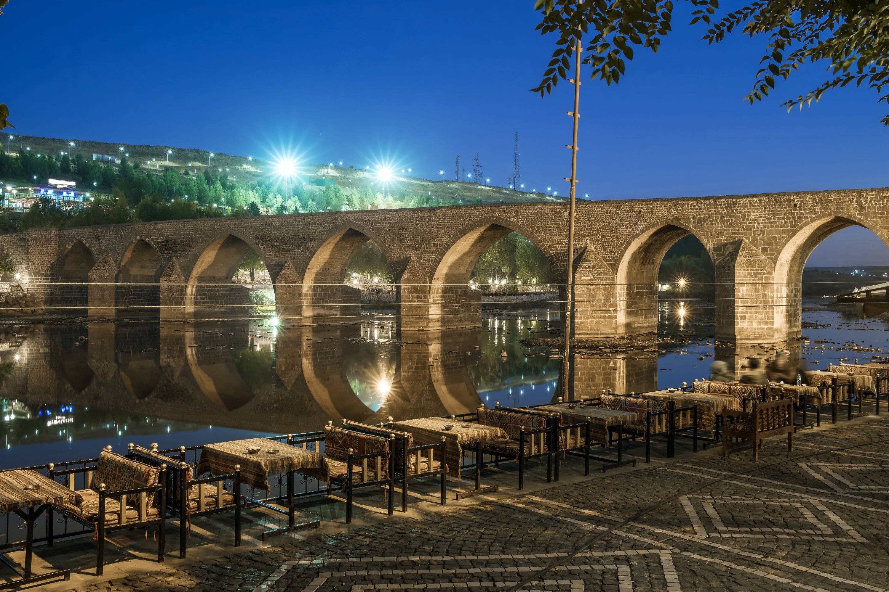Jembatan Dicle Bersejarah alias 'Jembatan Sepuluh Mata' di atas sungai Tigris, Diyarbakır, Türkiye.  (Foto Shuttertstock)