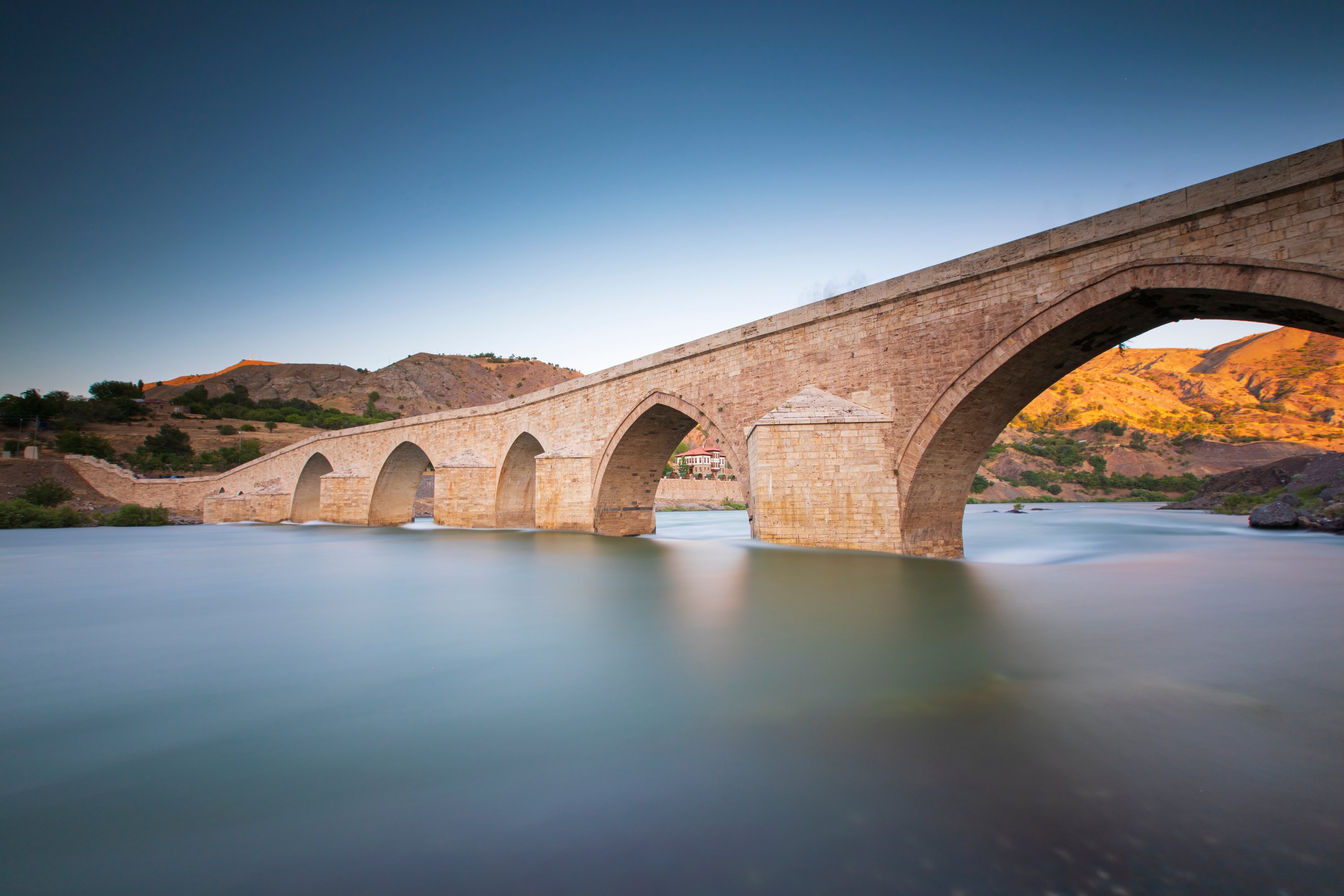 Paparan panjang penuh warna dengan filter kepadatan netral dari Jembatan Palu bersejarah, Elazığ, Türkiye.  (Foto Shutterstock)