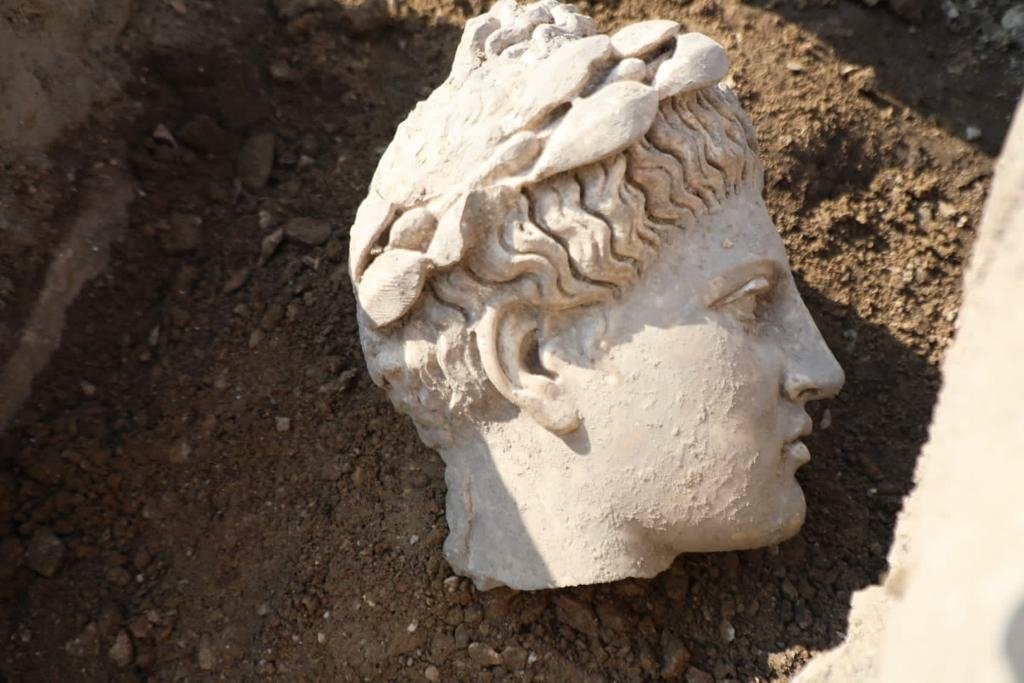Kepala patung Apollo ditemukan di kota kuno Prusias ad Hypium, Düzce, barat laut Türkiye, 19 Agustus 2022. (AA Photo)