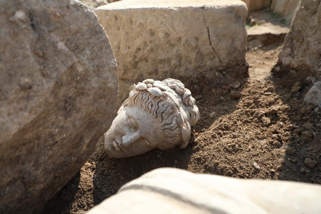 The head of the Apollo statue found in the ancient city of Prusias ad Hypium, Düzce, northwestern Türkiye, Aug. 19, 2022. (AA Photo)