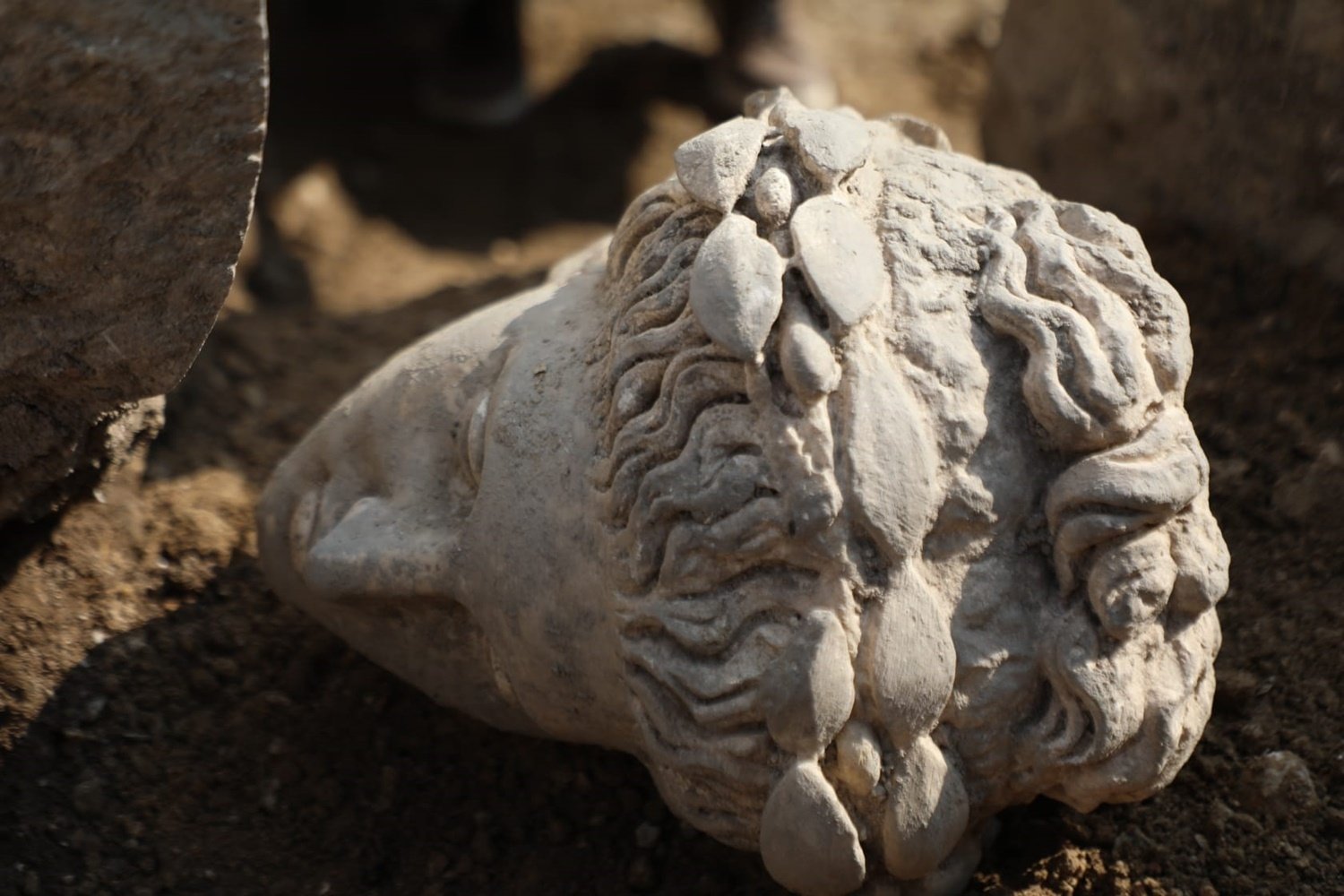 Kepala patung Apollo ditemukan di kota kuno Prusias ad Hypium, Düzce, barat laut Türkiye, 19 Agustus 2022. (Foto DHA)