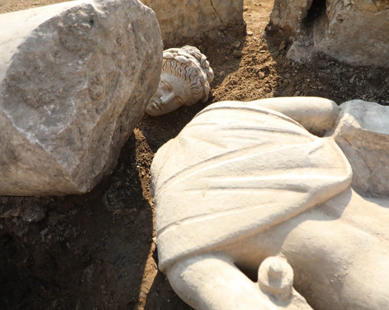 Pemandangan bagian-bagian patung Apollo yang ditemukan di kota kuno Prusias ad Hypium, Düzce, barat laut Türkiye, 19 Agustus 2022. (Foto DHA) 