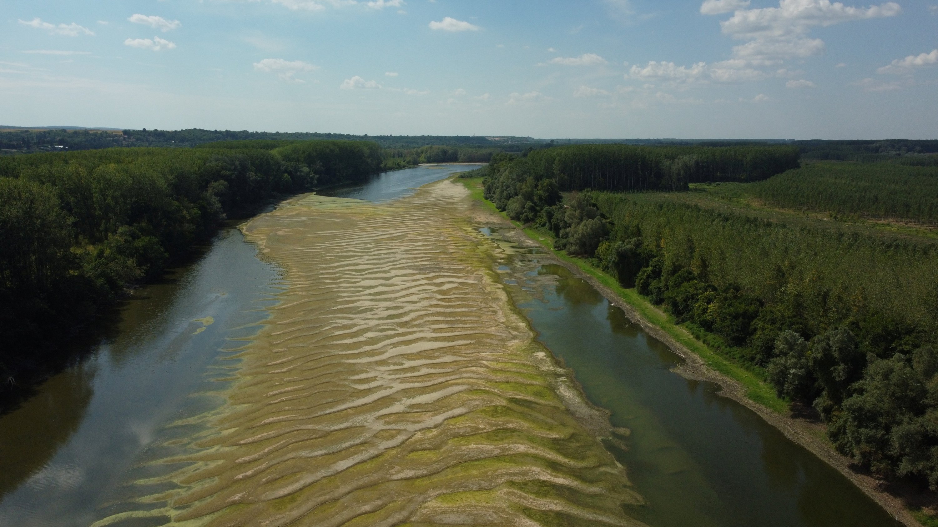 Pemandangan dasar sungai kering Danube di Banastor, Serbia, 16 Agustus 2022. (Foto Reuters)