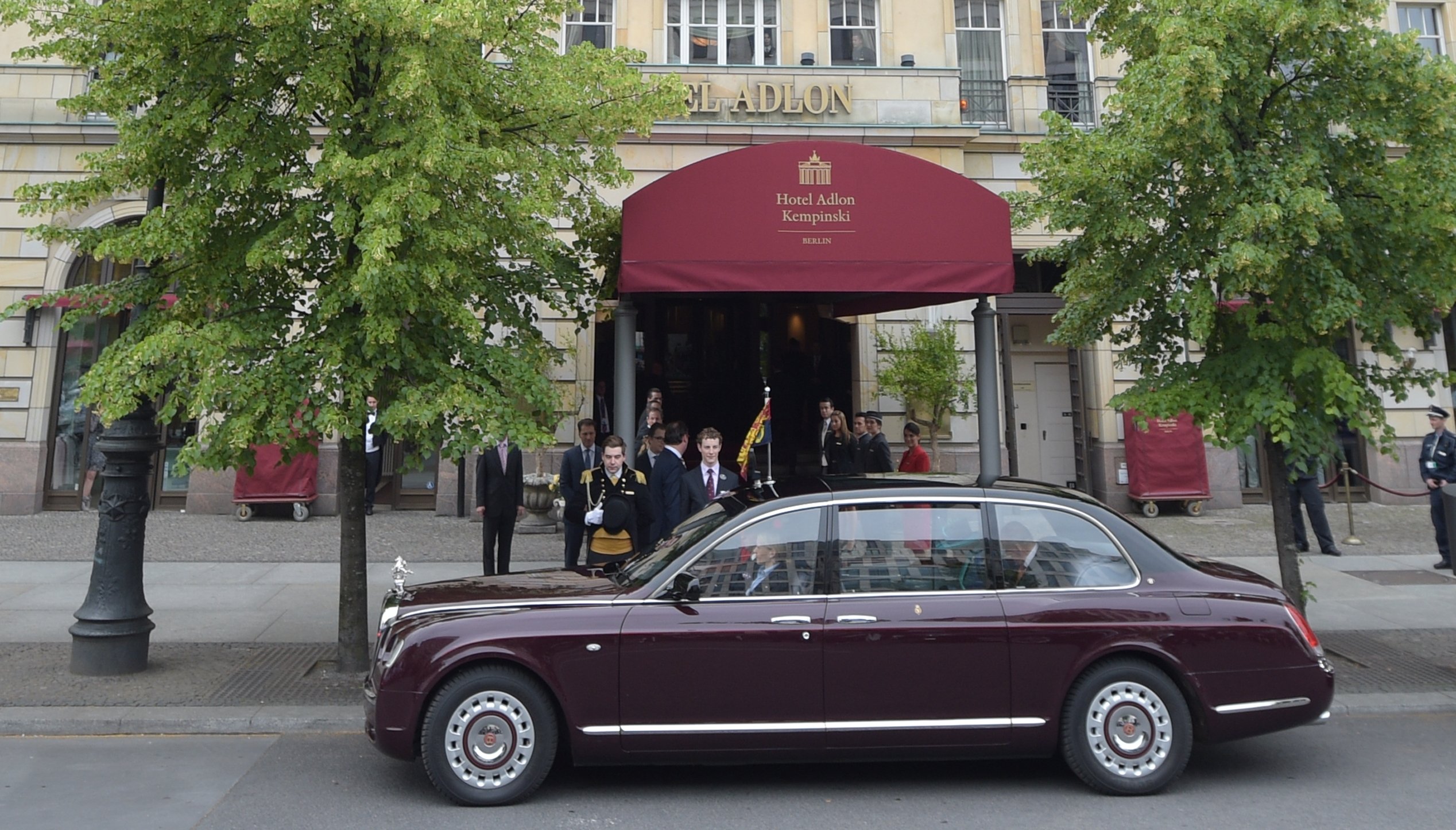 Ratu Elizabeth II dan mendiang suaminya Pangeran Philip berkendara di Bentley mereka setelah menginap di Hotel Adlon yang terkenal di Berlin, Jerman, 25 Juni 2015. (Foto DPA)