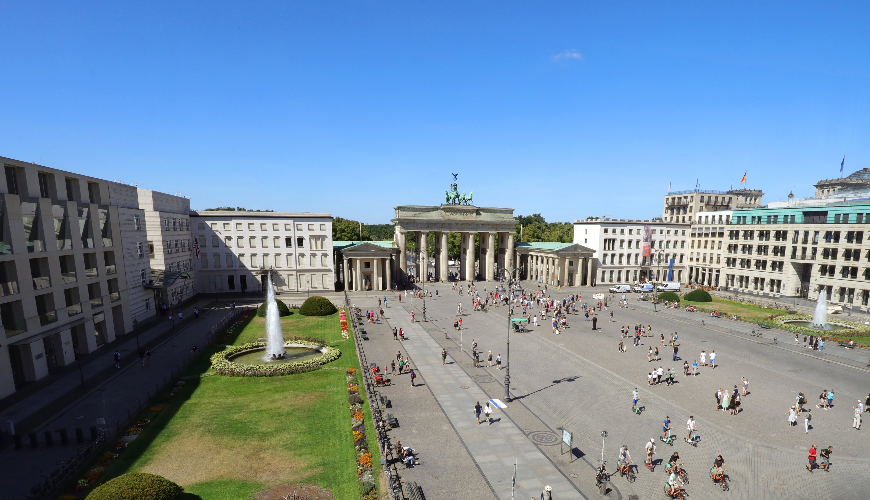 Pemandangan dari suite presiden Adlon, yang menghadap ke Gerbang Brandenburg, Berlin, Jerman, 8 Agustus 2022. (Foto DPA)