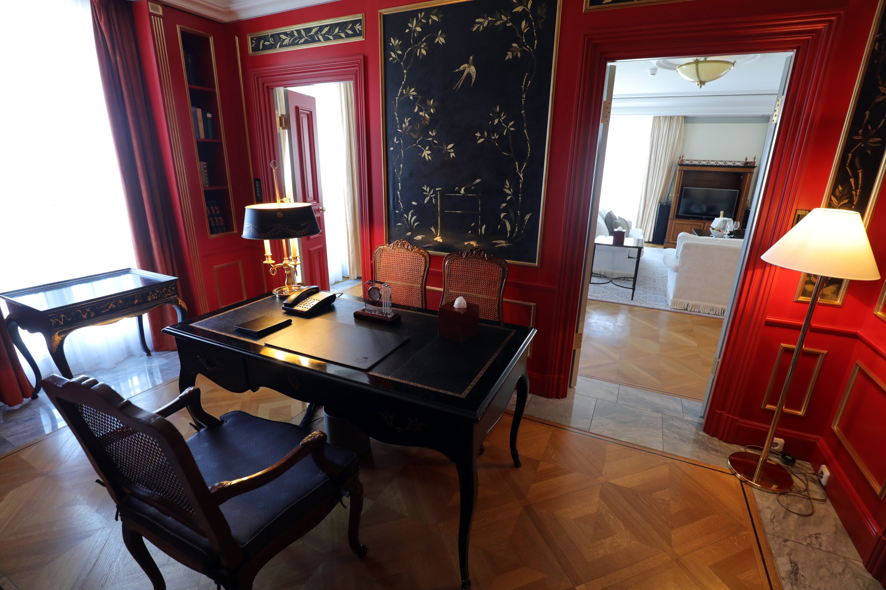 Ruang belajar di presidential suite di Hotel Adlon yang mewah di Berlin, Jerman, 8 Agustus 2022. (Foto DPA)