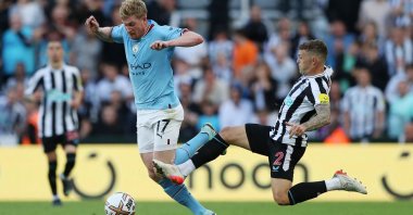 Newcastle United&#039;s Kieran Trippier fouls Man City&#039;s Kevin De Bruyne during a Premier League match, Newcastle, England, Aug. 21, 2022. (Reuters Photo)