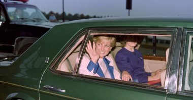 Britain&#039;s Princess Diana arrives to visit first lady Barbara Bush (not seen) at the White House, U.S., Oct. 5, 1990. (AFP Photo)