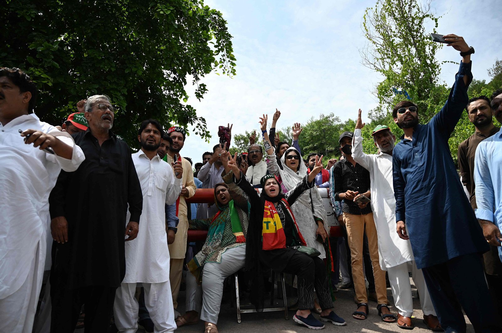 Pendukung berkumpul di rumah mantan PM Pakistan Khan untuk menggagalkan penangkapan