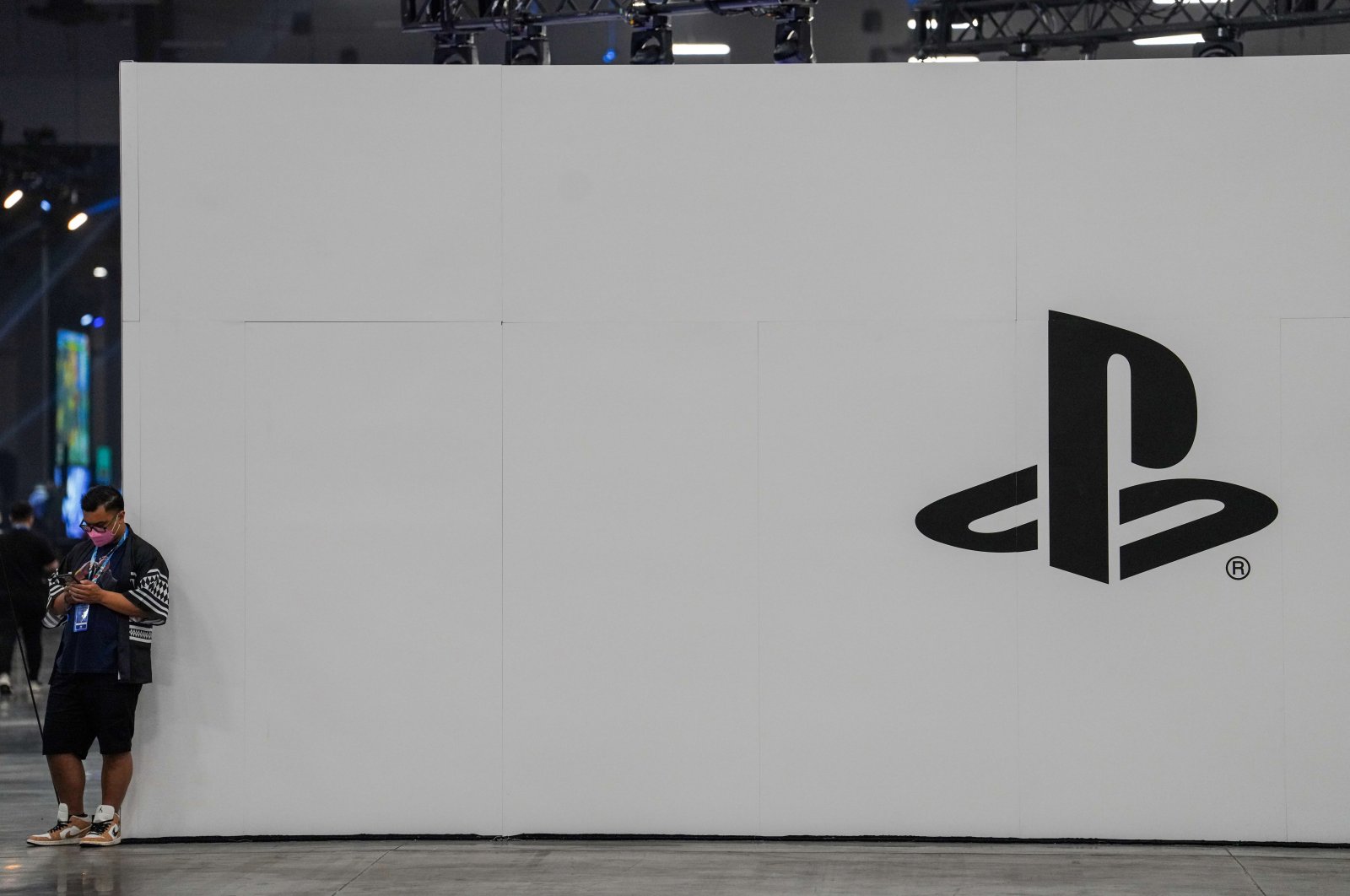 An EVO 2022 attendee takes a break in front of the PlayStation booth at Mandalay Bay Resort and Casino in Las Vegas, Nevada, U.S., Aug. 6, 2022. (AFP Photo)