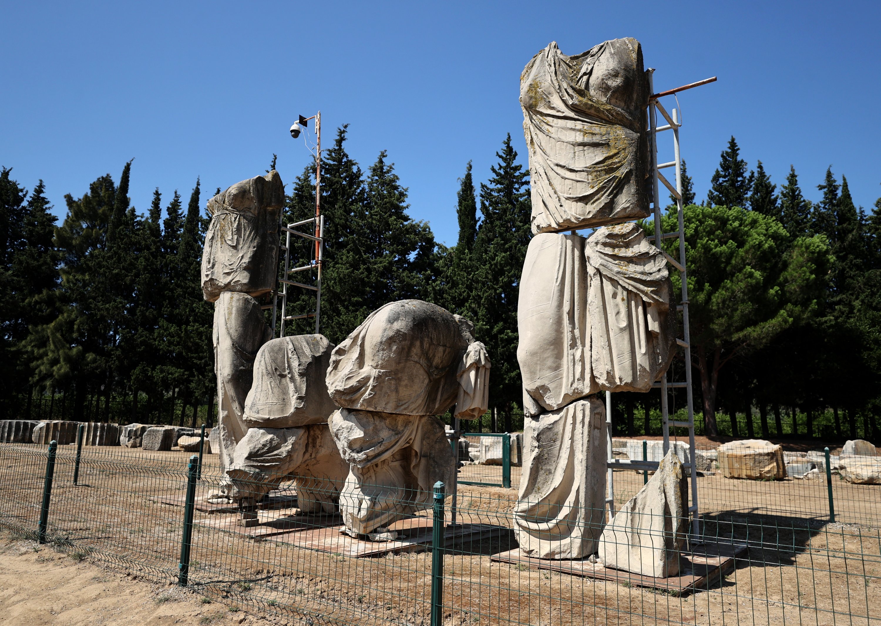 Potongan patung dewa mitologis Leto, Apollo dan Artemis di Claros, Izmir, Türkiye, 20 Agustus 2022. (AA) 
