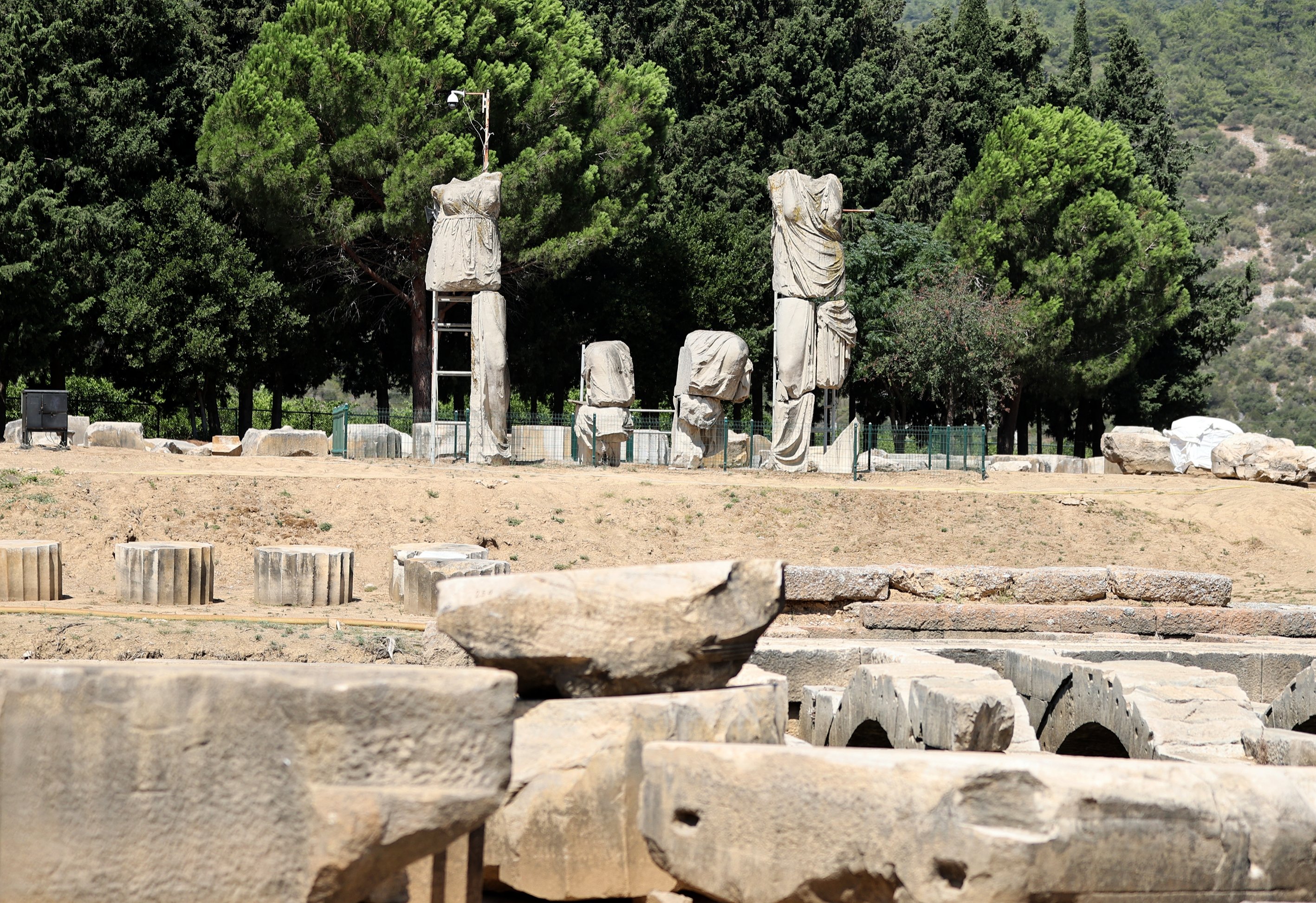 Pieces of the statues of the mythological gods Leto, Apollo and Artemis in Claros, Izmir, Türkiye, Aug. 20, 2022. (AA) 