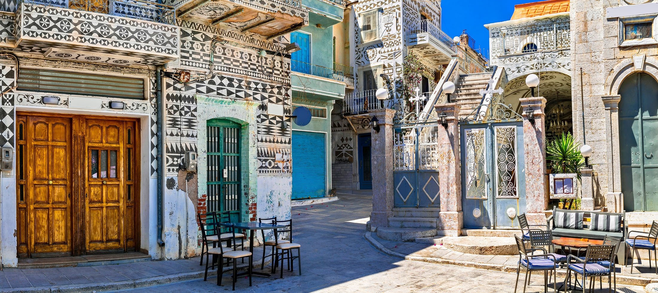 Di Pyrgi, di Chios, rumah-rumah dibangun berdekatan satu sama lain jika terjadi serangan bajak laut tetapi sekarang menawarkan pesta visual dari sudut pandang wisata.  (Foto Shutterstock)