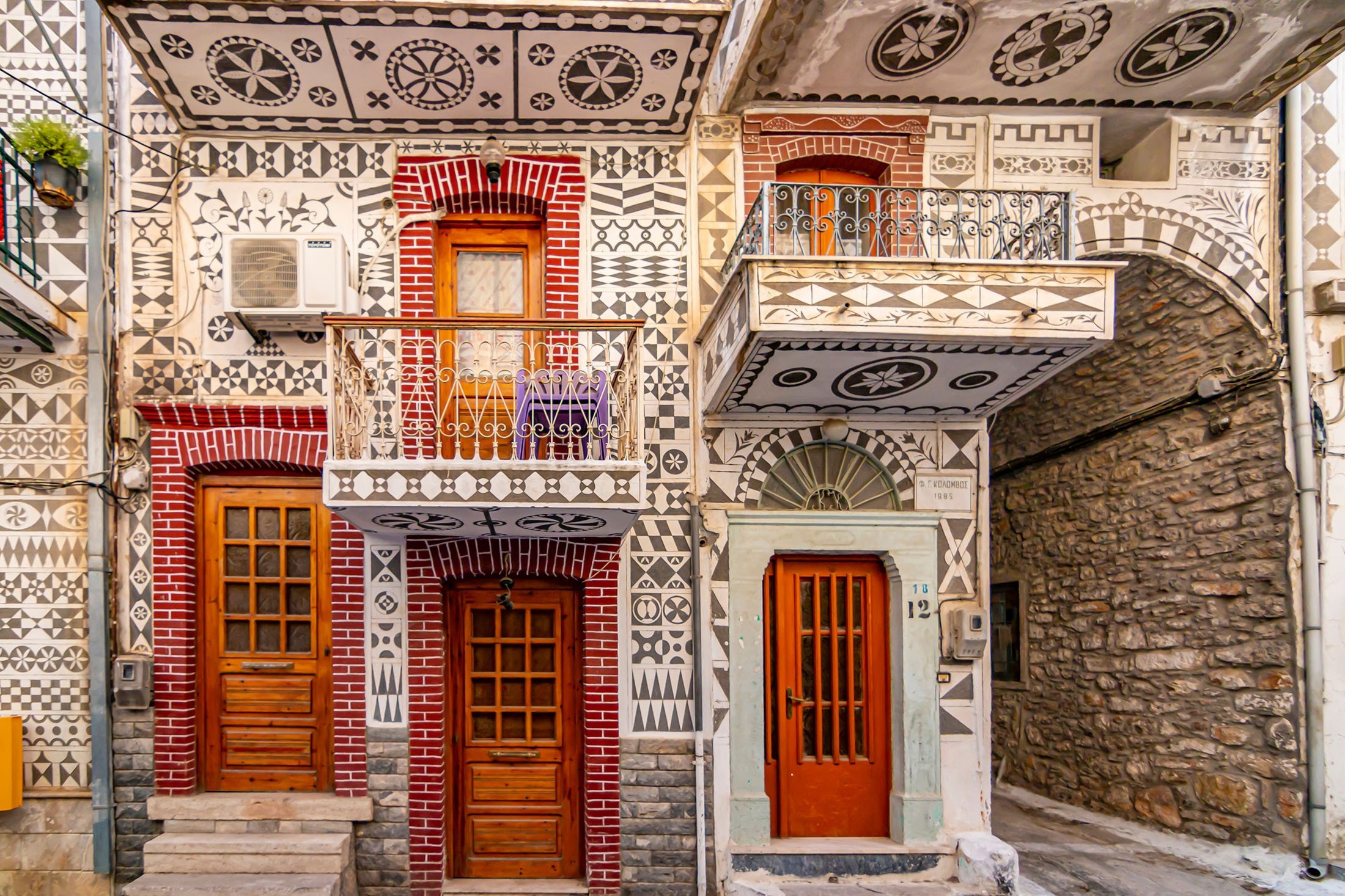 Rumah-rumah di Pyrgi, di Chios, sambil menciptakan harmoni dalam hal desain di seluruh desa, menawarkan bingkai yang indah kepada fotografer.  (Foto Shutterstock)