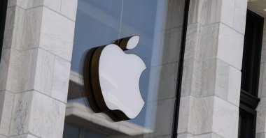 The Apple logo is seen at the entrance of an Apple store in Washington, D.C., U.S., Sept. 14, 2021. (AFP Photo)