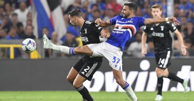 Sampdoria&#039;s Mehdi Leris (R) vies with Juventus&#039; Mattia De Sciglio during a Serie A match, Genoa, Italy, Aug. 22, 2022. (AP Photo)