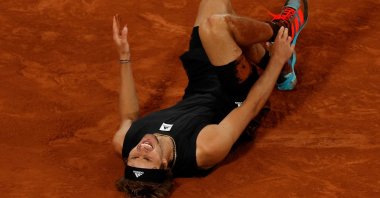 Alexander Zverev reacts after sustaining an injury at the French Open semifinal, Paris, France, June 3, 2022. (Reuters Photo)