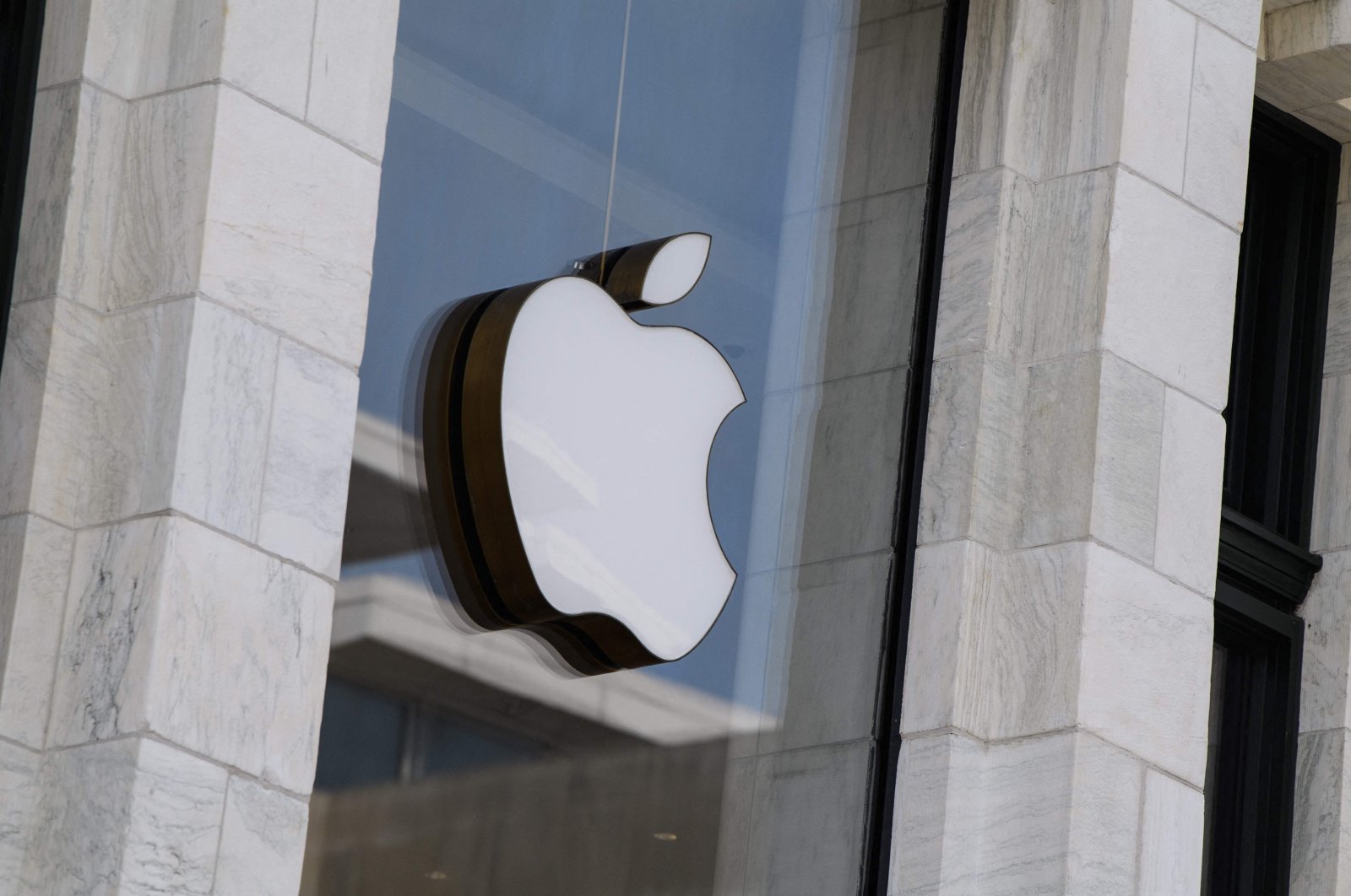 The Apple logo is seen at the entrance of an Apple store in Washington, D.C., U.S., Sept. 14, 2021. (AFP Photo)