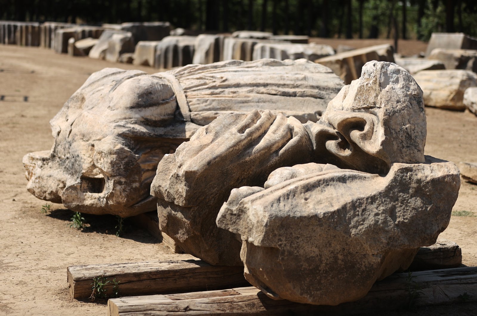 Patung-patung dewa Yunani untuk mendapatkan kembali tampilan sebelumnya di Claros . Türkiye