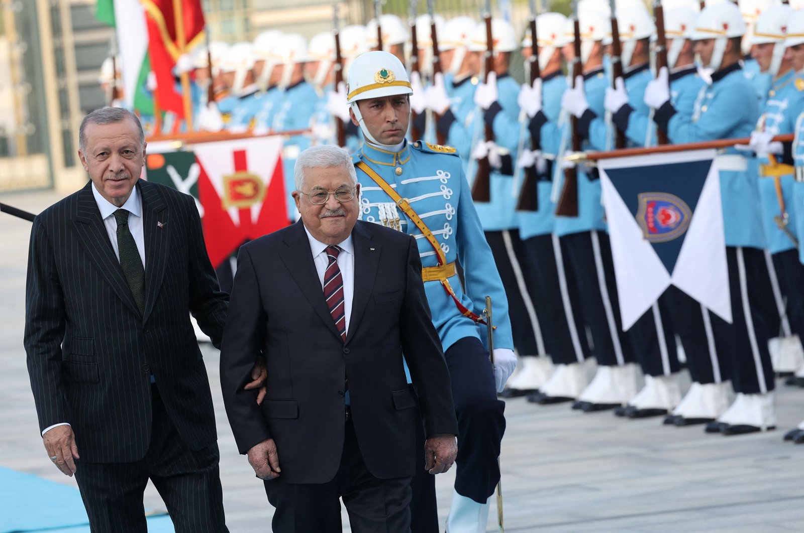 President Recep Tayyip Erdoğan (L) welcomes Palestinian President Mahmoud Abbas (C) prior to their meeting during an official welcoming ceremony at the Presidential Complex in Ankara, Aug. 23, 2022. (AFP Photo)