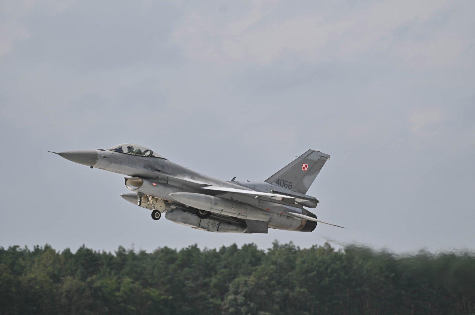 A Polish Air Force&#039;s F-16 jet presented during the Media Day with the participation of Polish and U.S. Air Force staff at the 32nd Tactical Air Base in Lask, central Poland, Aug. 23, 2022. (EPA Photo)