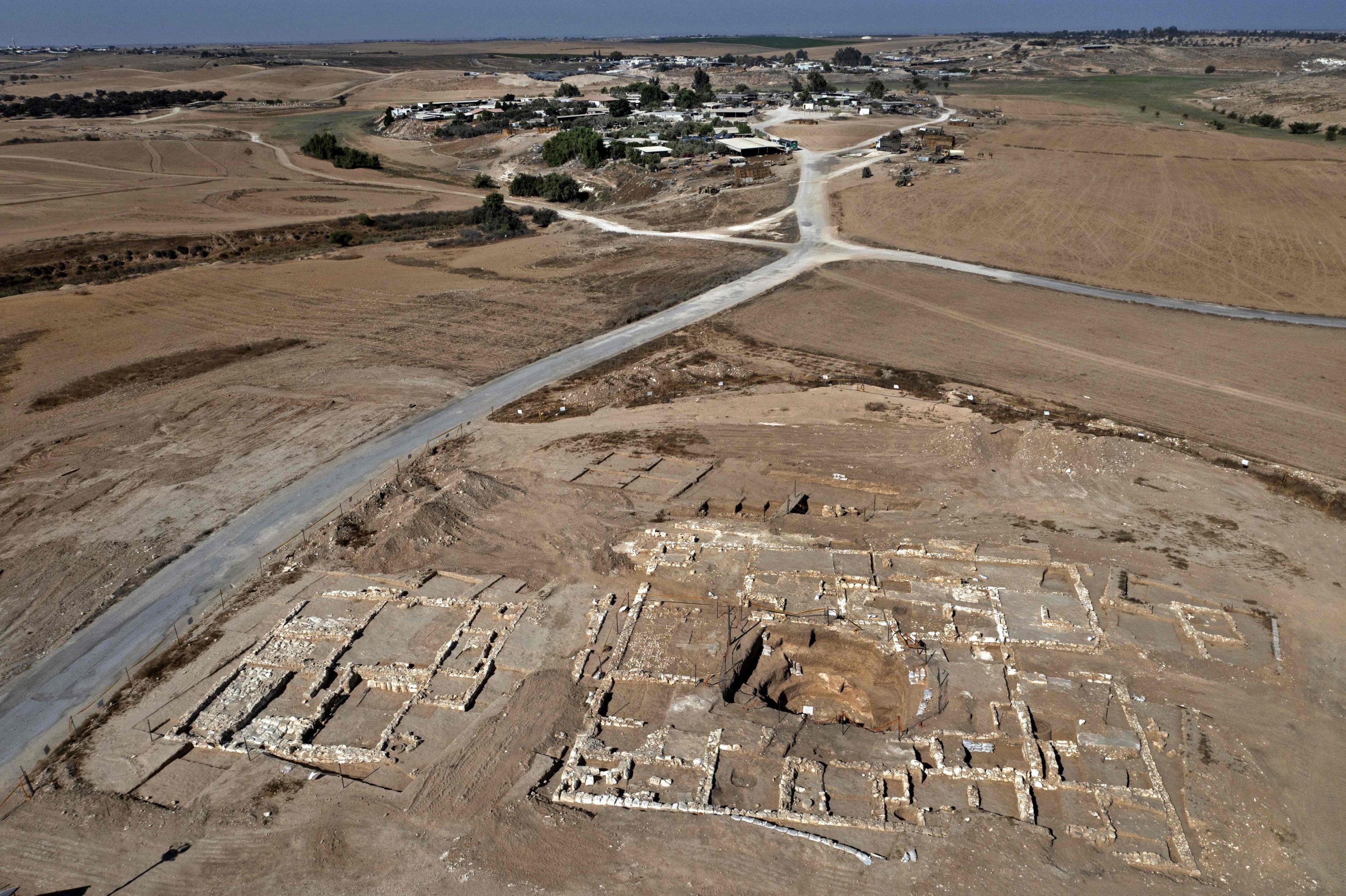 Pemandangan dari udara menunjukkan sebuah rumah besar yang baru ditemukan yang berasal dari periode awal Islam antara abad kedelapan dan kesembilan, di kota Badui Rahat di gurun Negev selatan Israel, 23 Agustus 2022. (AFP Photo)