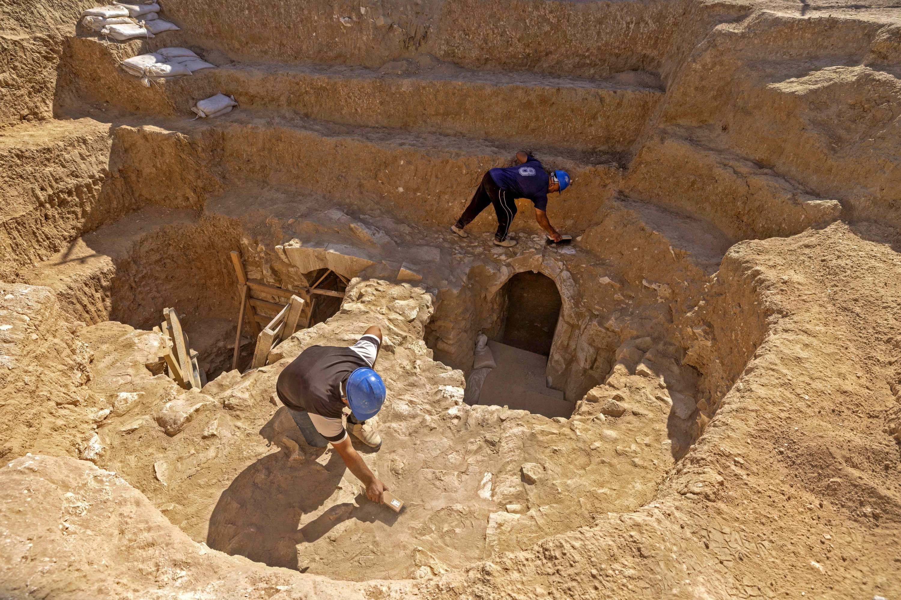 Staf dari Otoritas Barang Purbakala Israel bekerja di sebuah rumah besar yang baru ditemukan yang berasal dari periode awal Islam antara abad kedelapan dan kesembilan, di kota Badui Rahat di gurun Negev selatan Israel, 23 Agustus 2022. (AFP Photo)