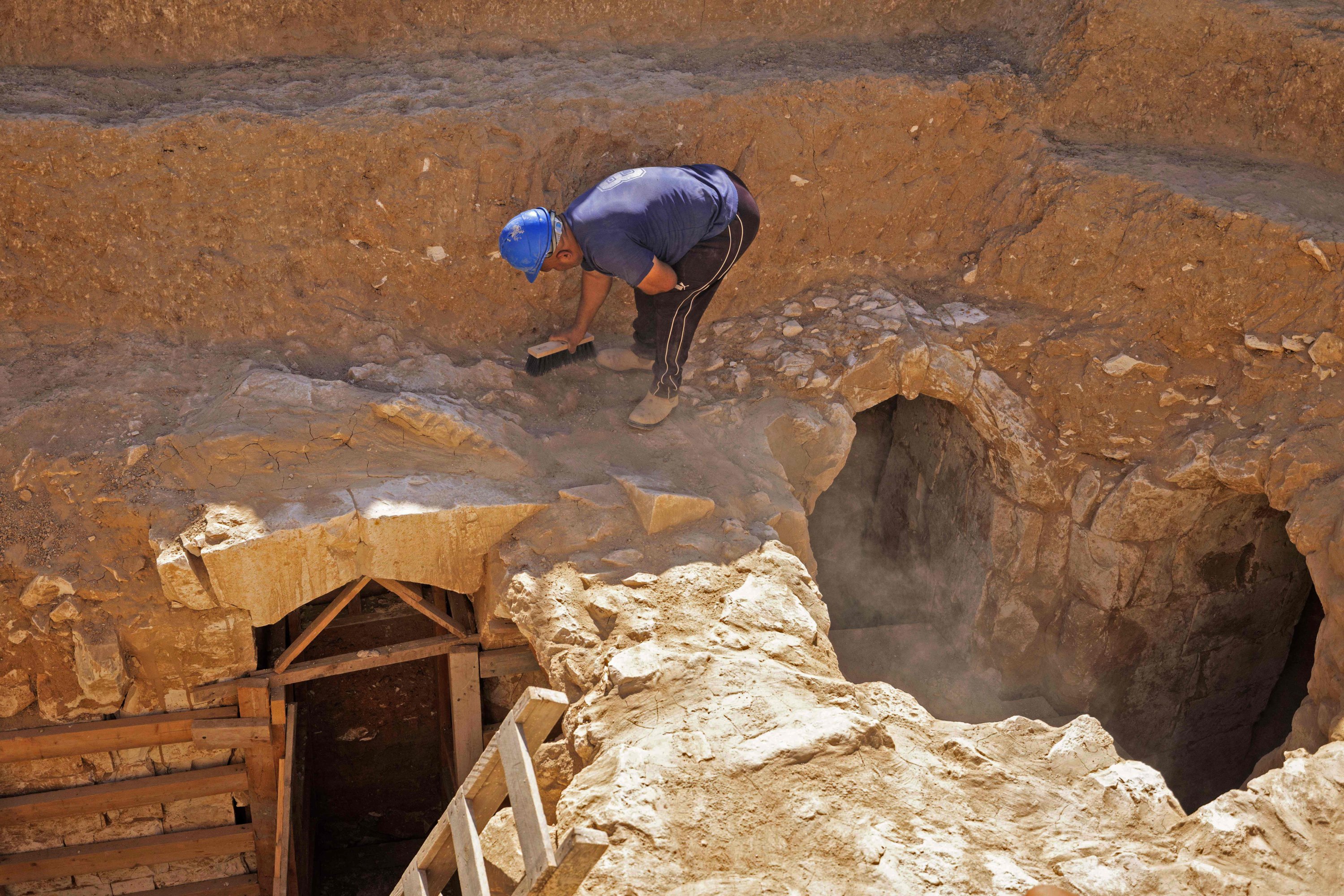 Staf dari Otoritas Barang Purbakala Israel bekerja di sebuah rumah besar yang baru ditemukan yang berasal dari periode awal Islam antara abad kedelapan dan kesembilan, di kota Badui Rahat di gurun Negev selatan Israel, 23 Agustus 2022. (AFP Photo)