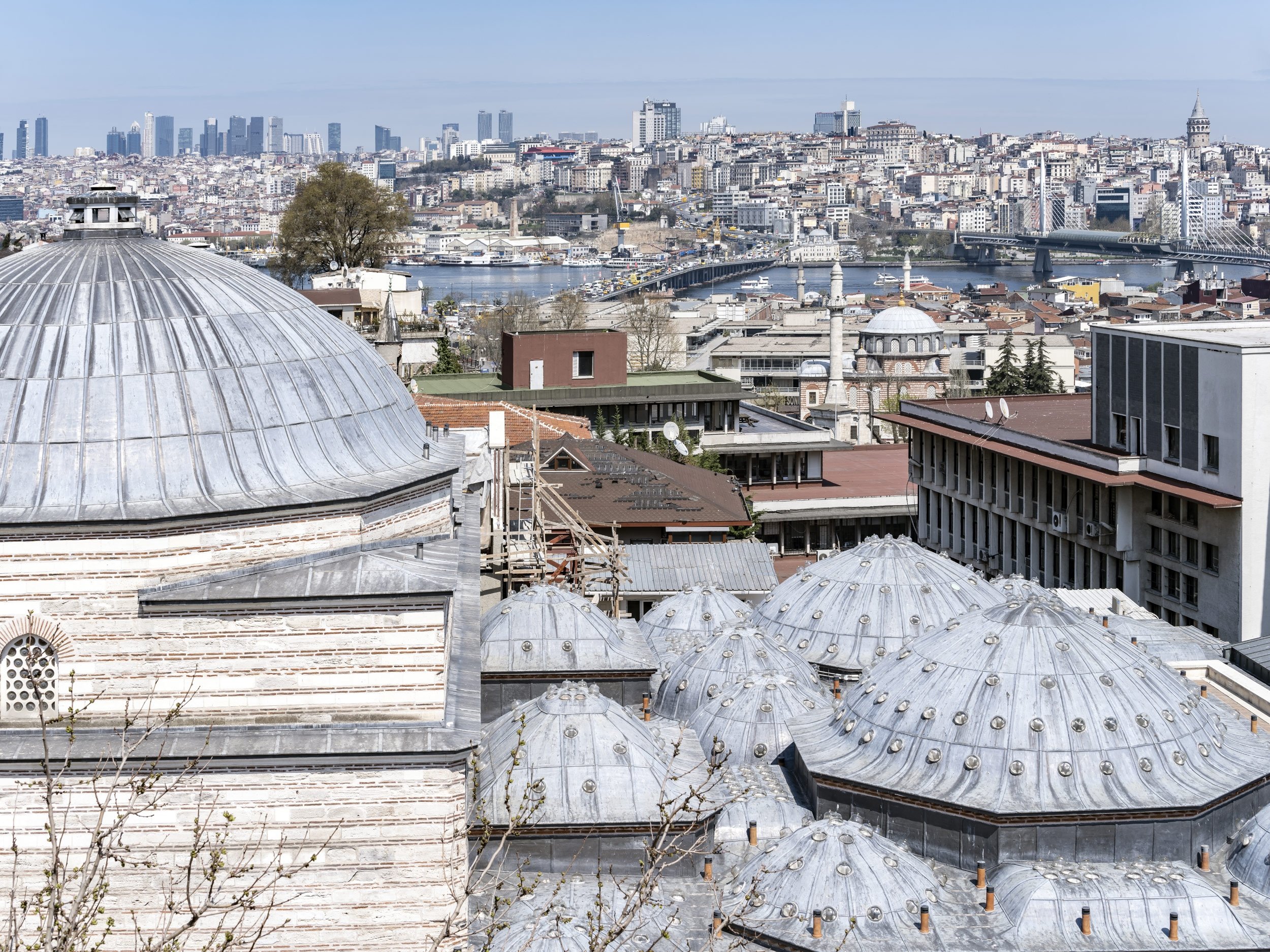 Pemandangan dari atap inili Hammam, Istanbul, Türkiye. 