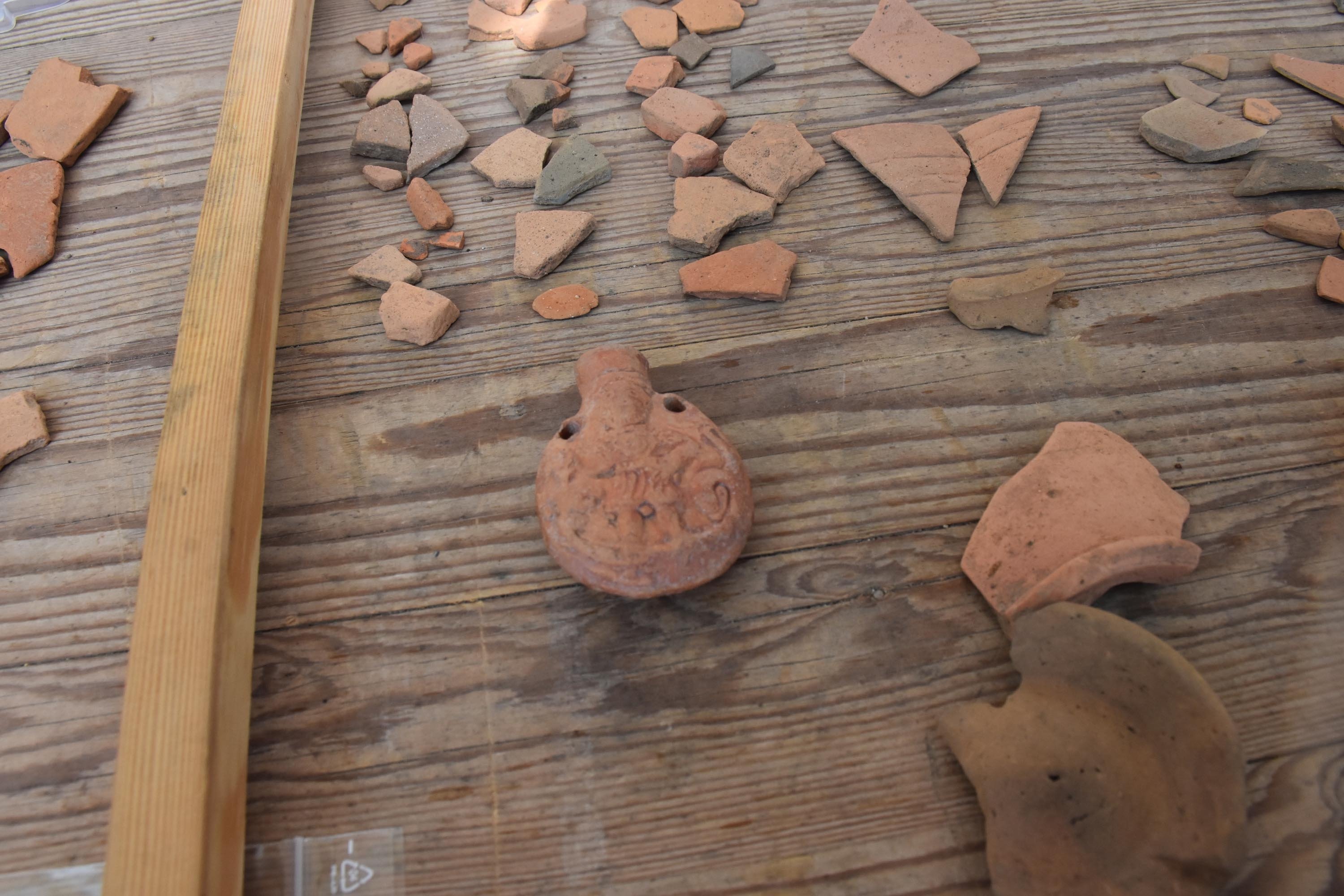 Pemandangan ampula dan potongan keramik yang ditemukan di Pergamon, Izmir, Türkiye barat, 23 Agustus 2022. (DHA)