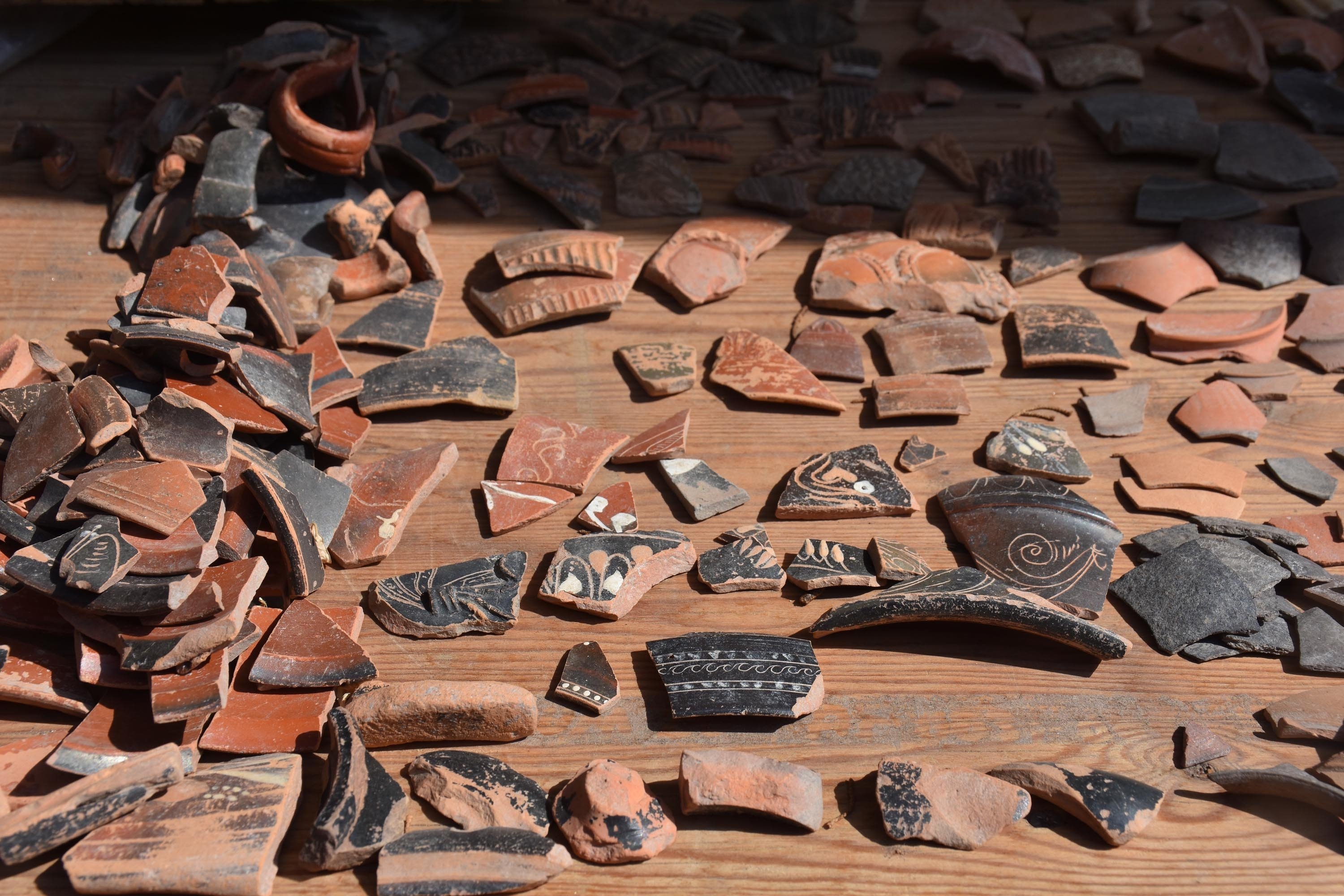 Pemandangan potongan keramik yang ditemukan di Pergamon, Izmir, Türkiye barat, 23 Agustus 2022. (DHA)