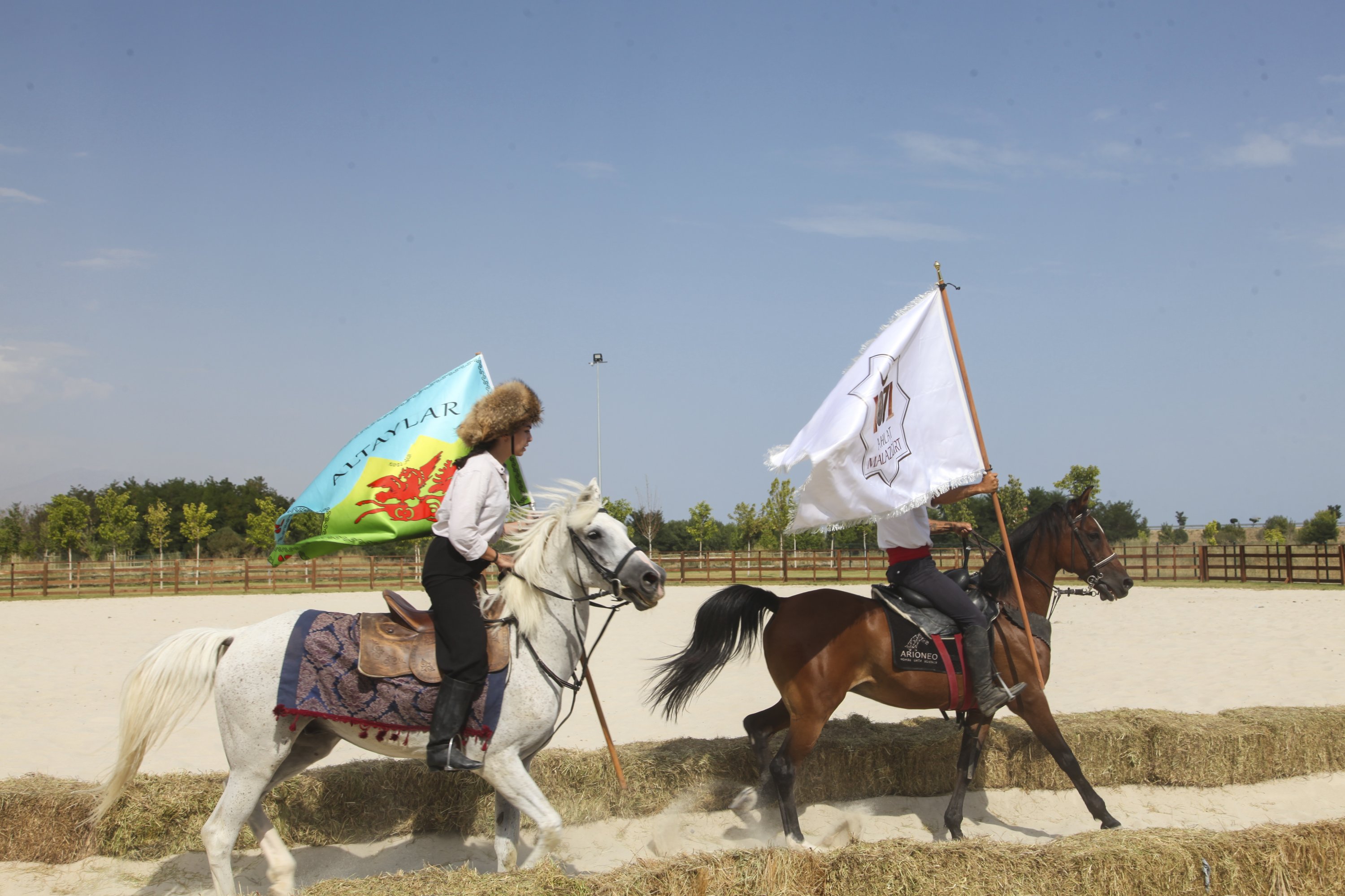 Pemanah menunggang kuda melakukan aksi selama acara, di Ahlat, Bitlis, Türkiye timur, 23 Agustus 2022. (AA PHOTO) 