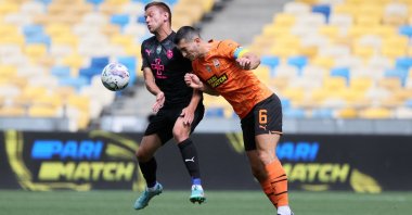 Shakhtar Donetsk's Taras Stepanenko (R) vies with FC Metalist 1925's Yaroslav Martynyuk in the Ukrainian Premier League, Kyiv, Ukraine, Aug. 23, 2022. (Reuters Photo)