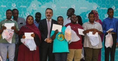 Turkish Ambassador to Sudan İrfan Neziroğlu (C) poses with students during a ceremony in Khartoum, Sudan, Aug. 1, 2022. (AA)