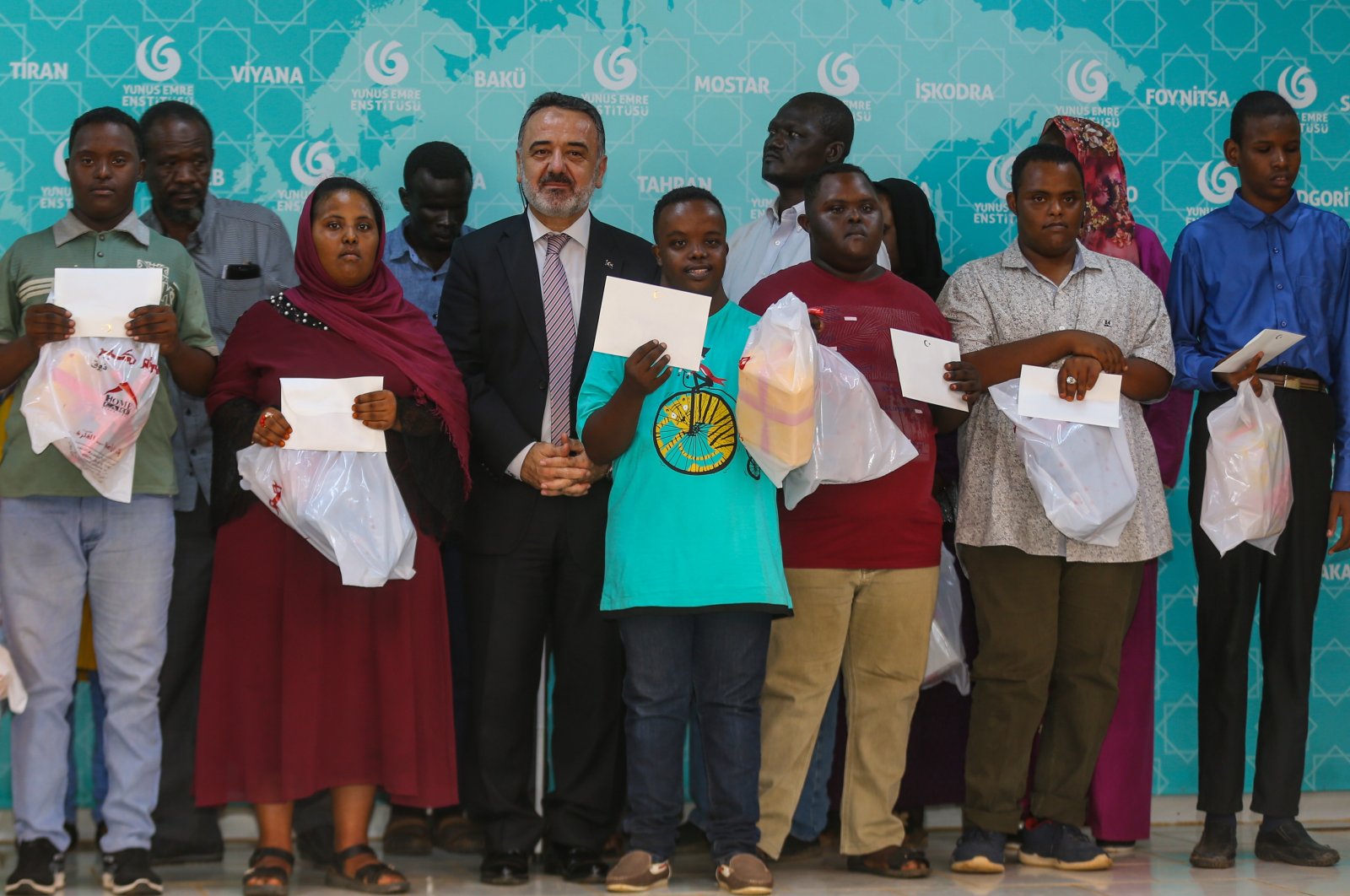 Turkish Ambassador to Sudan İrfan Neziroğlu (C) poses with students during a ceremony in Khartoum, Sudan, Aug. 1, 2022. (AA)