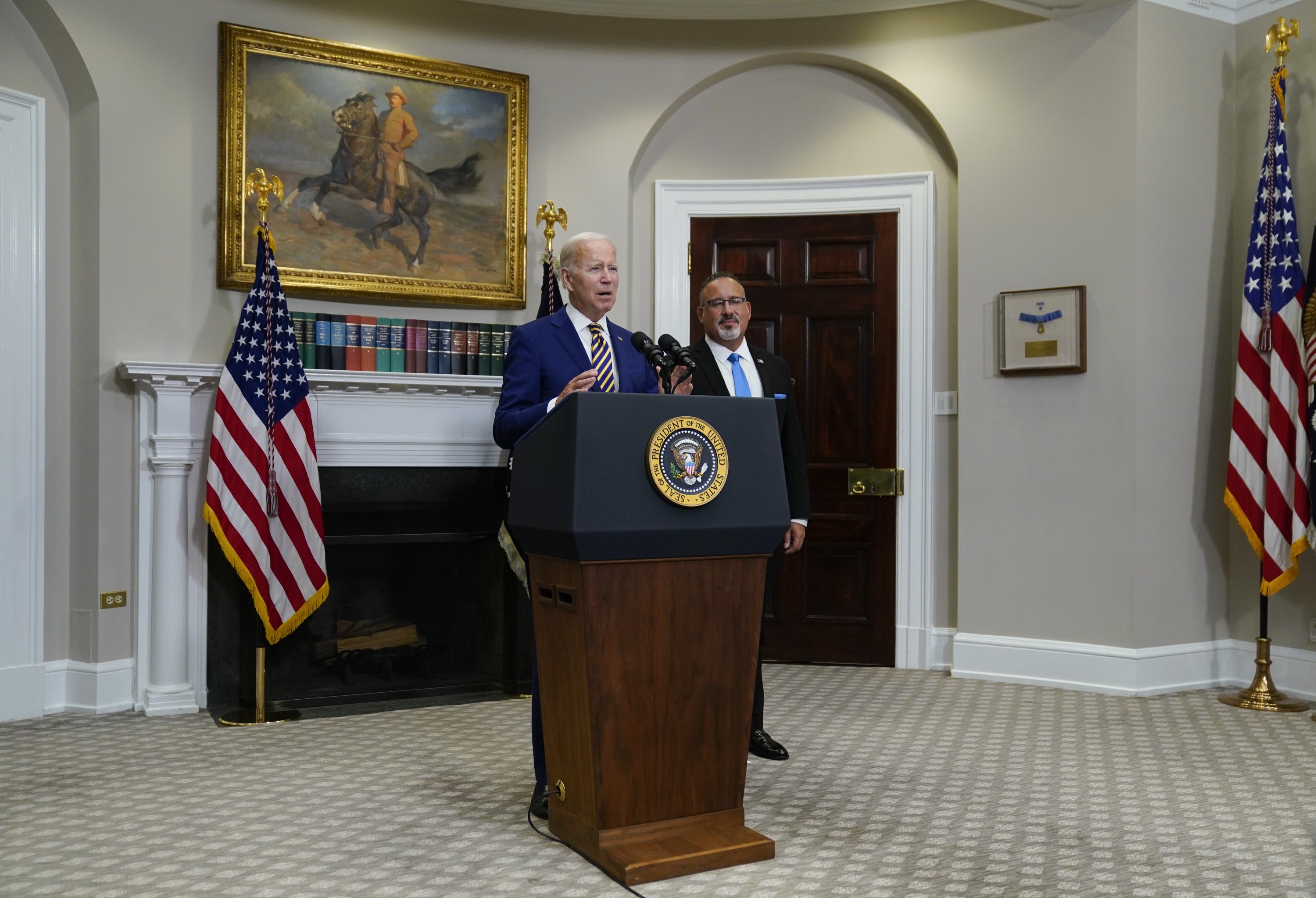 Presiden AS Joe Biden berbicara tentang pengampunan utang pinjaman mahasiswa di Ruang Roosevelt Gedung Putih, di Washington, AS, 24 Agustus 2022. (AP Photo)