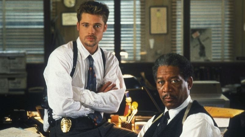 Sebuah foto yang menunjukkan Brad Pitt (kiri) dan Morgan Freeman dalam sebuah adegan 