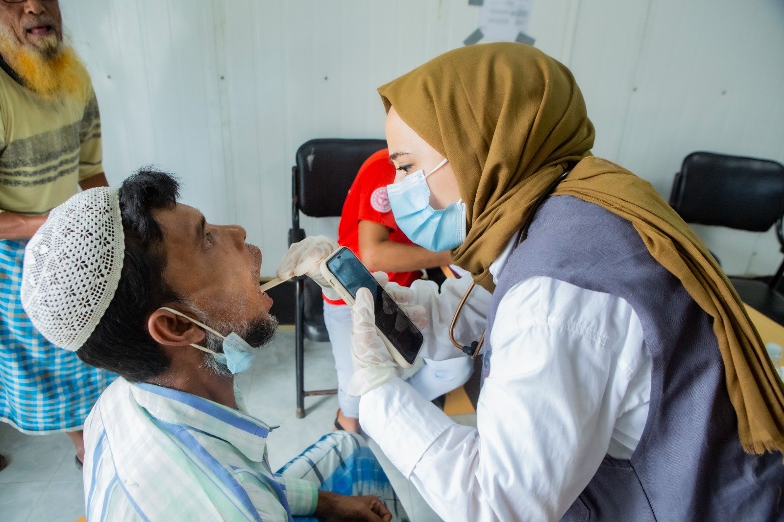 A Turkish volunteer examines a patient in Cox&#039;s Bazar, Bangladesh, Aug. 24, 2022. (AA PHOTO) 