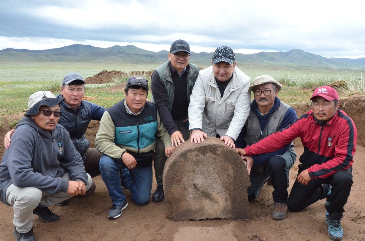 Para ahli berpose dengan prasasti yang diyakini milik kompleks Ilteriş Qaghan di tüken, Mongolia, 24 Agustus 2022. (AA) 