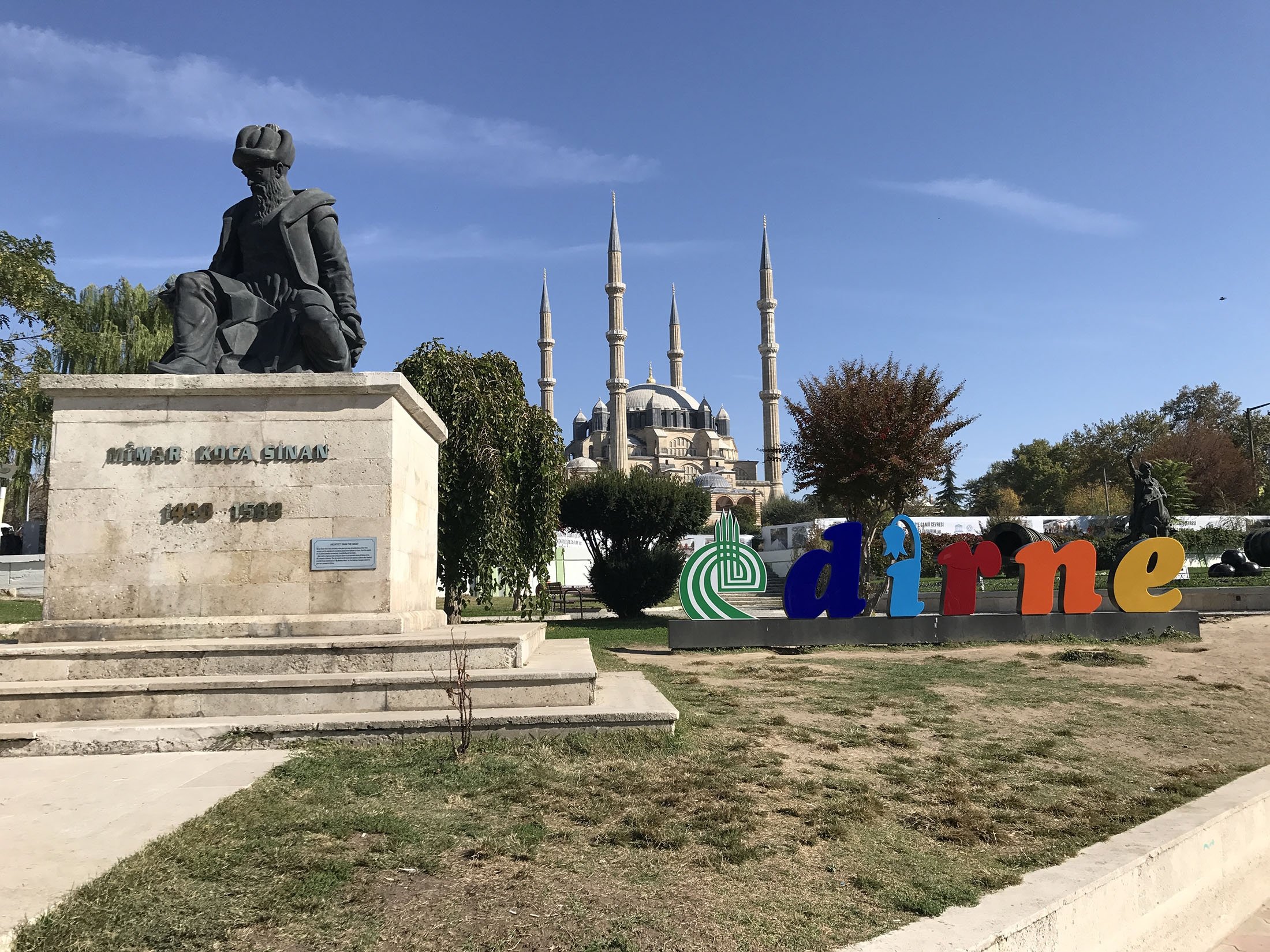 Patung arsitek Utsmaniyah Mimar Sinan dengan mahakarya Masjid Selimiye sebagai latar belakangnya.  (Foto oleh zge engelen)