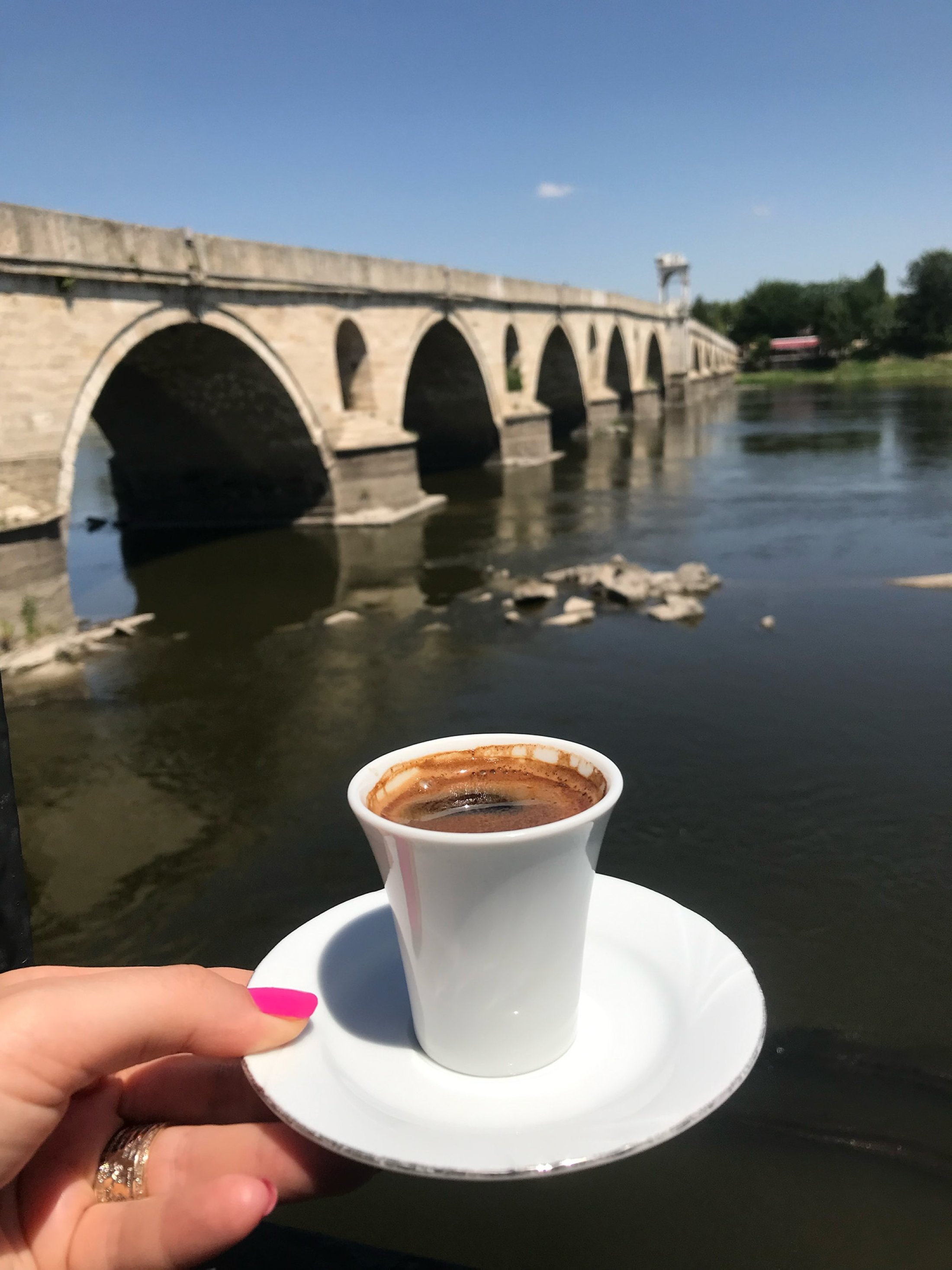 Setelah menyantap makanan tradisional, Anda dapat menghilangkan penat dengan minum kopi Turki di kafe di tepi Jembatan Meri di Edirne.  (Foto oleh zge engelen)
