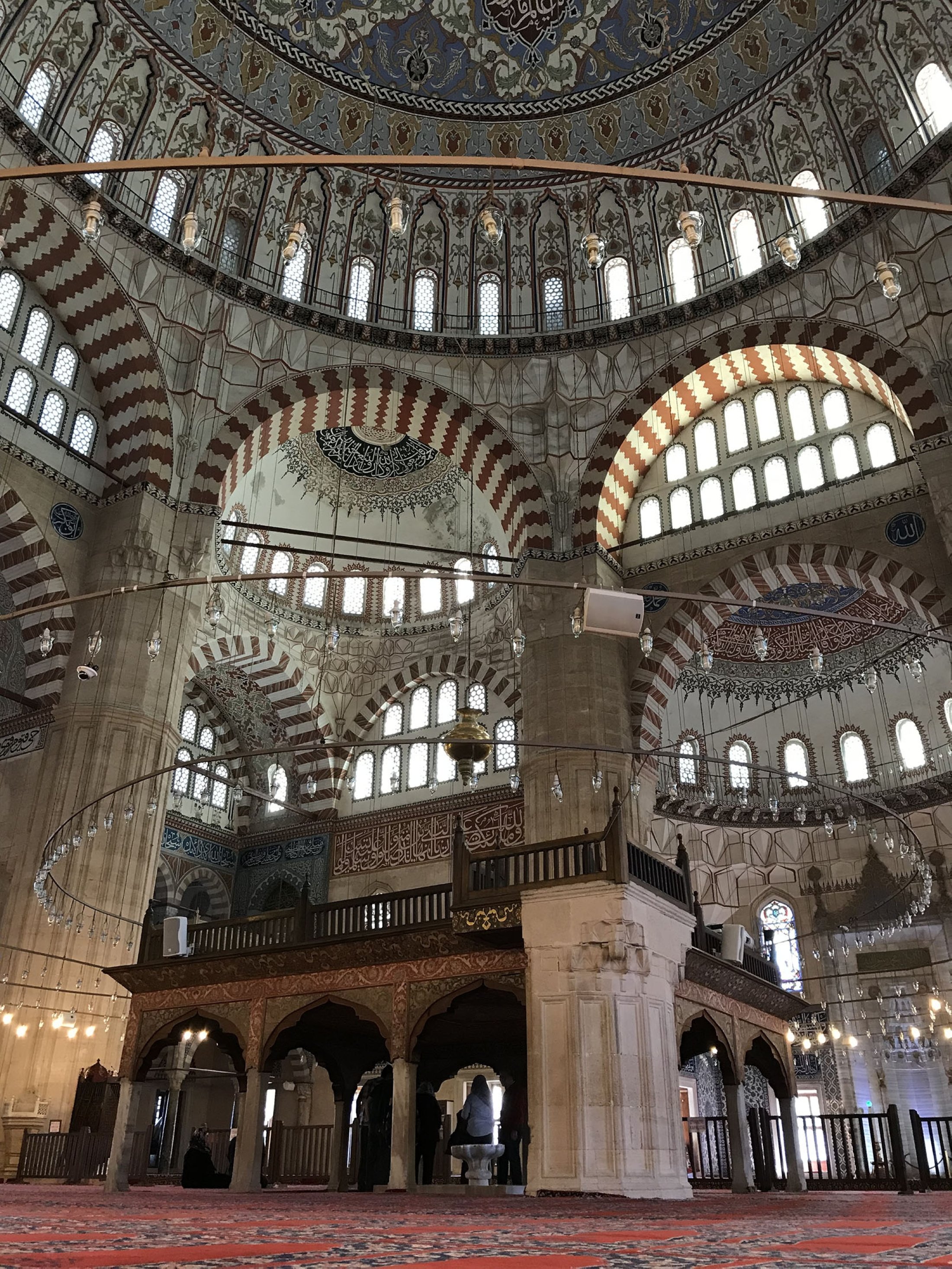 Selain keindahan arsitekturnya, Masjid Selimiye, yang memiliki empat menara, juga memikat orang dengan dekorasi marmer, ubin, kayu, batu, dan mutiara.  (Foto oleh zge engelen)
