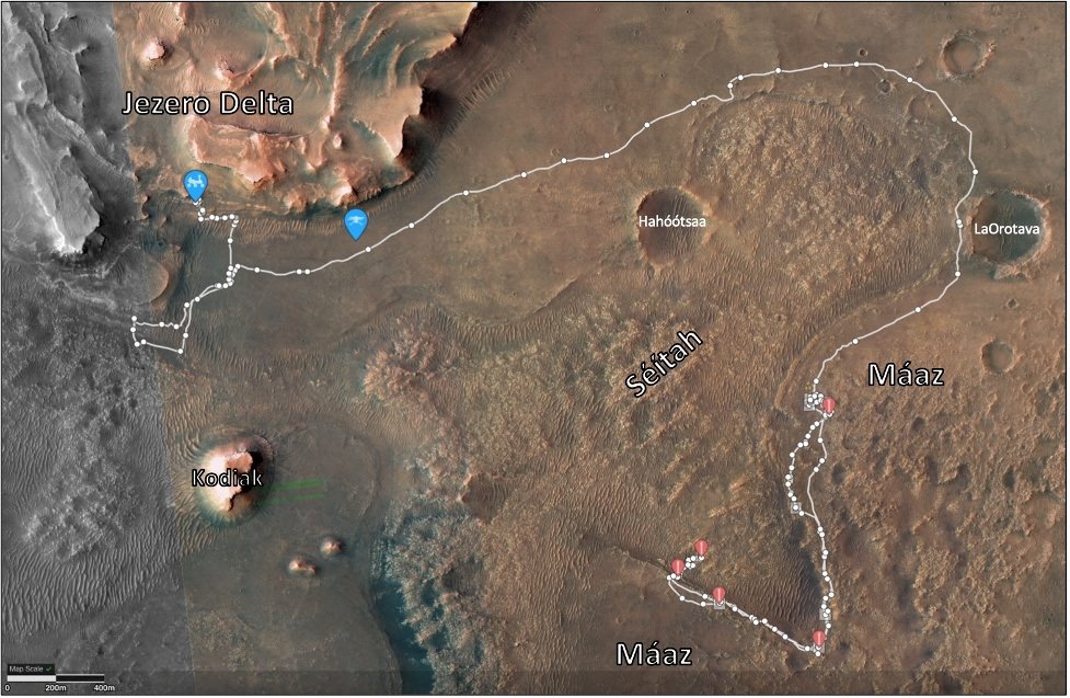 Pemandangan gambar yang dilapis dengan jalur yang diambil oleh penjelajah Perseverance NASA sejak mendarat di Kawah Jezero di permukaan Mars pada 18 Februari 2021, menelusuri rutenya dari daerah bernama Seitah ke Maaz dan ke lokasinya sekarang di salah satu fitur utama di kawah, diidentifikasi sebagai delta sungai kuno (kiri atas).  Titik merah menunjukkan lokasi pengambilan sampel lantai kawah;  titik biru menunjukkan lokasi saat ini dari Perseverance Rover (di kiri) dan helikopter Ingenuity.  (NASA/Handout via Reuters)