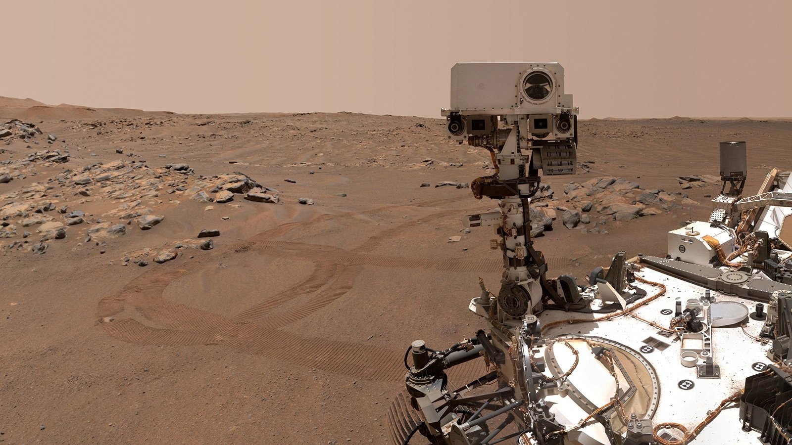 Penjelajah Mars Perseverance NASA terlihat dalam 'selfie' yang mengambil alih sebuah batu yang dijuluki 'Rochette,' 10 September 2021. (NASA/JPL-CALTECH/MSSS/Handout via Reuters)