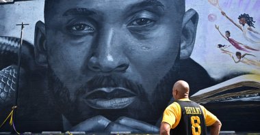 A fan views a new mural of the late Lakers basketball great Kobe Bryant, created by muralist Odeith and Los Angeles-based illustrator Nikkolas Smith, Los Angeles, California, U.S., Aug. 24, 2022. (AFP Photo)